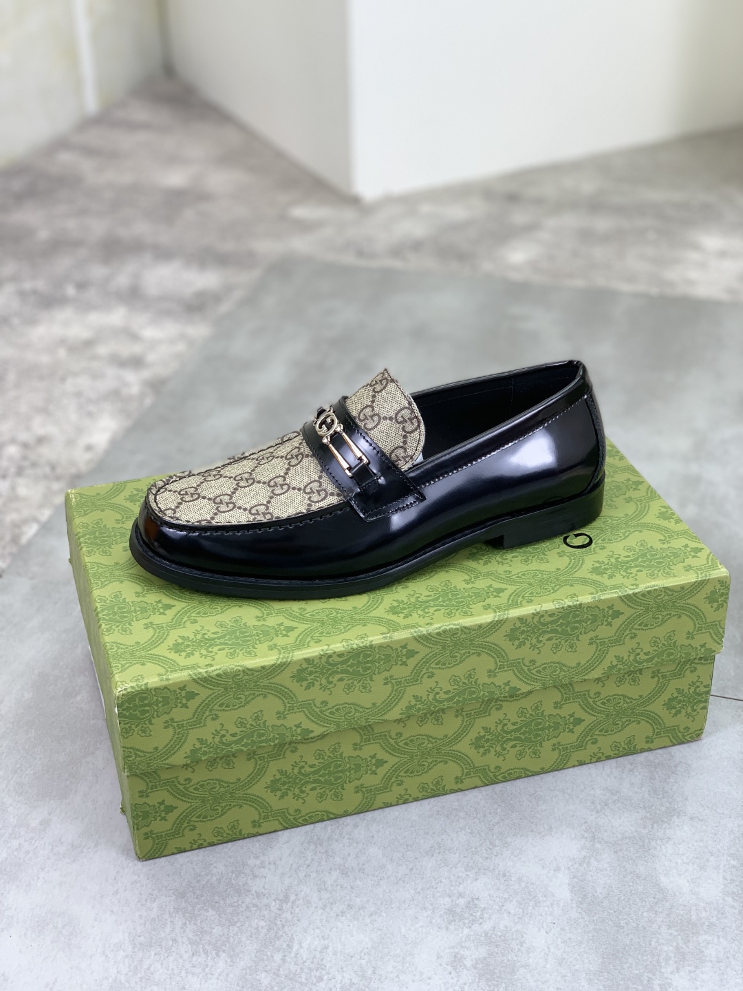 Gucci Men's Dress Loafers in Leather with Iconic GG Pattern and Metal Buckle 5 cmp i1741713727431 7470 0 3
