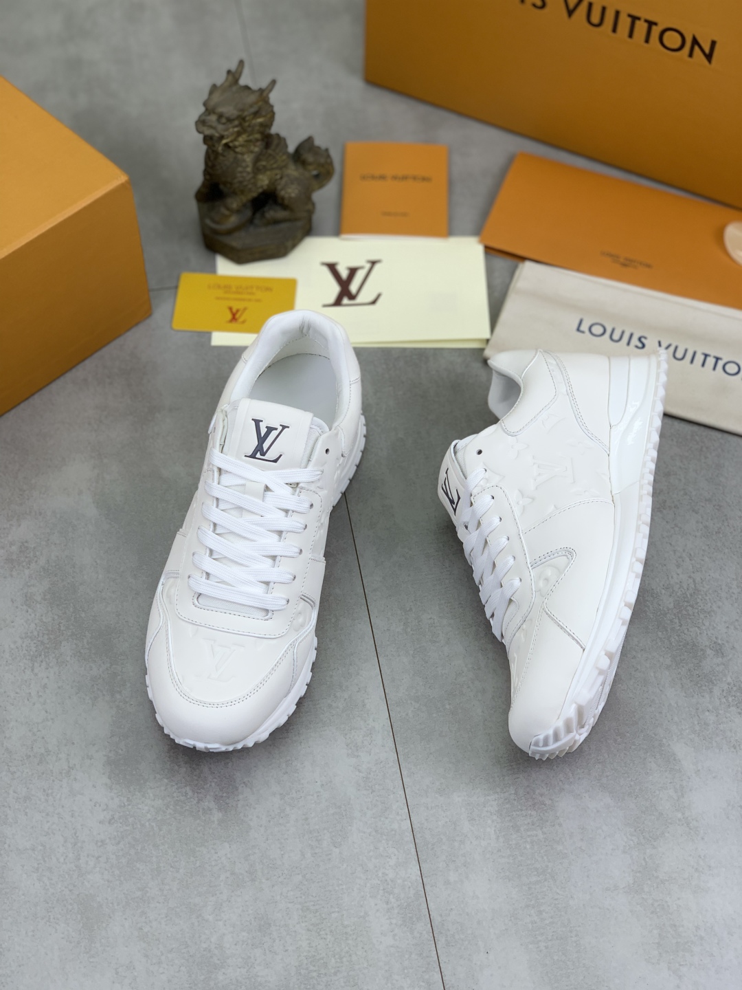Louis Vuitton White Leather Run 55 Sneaker 6 cmp i1741863257463 6290 0 4