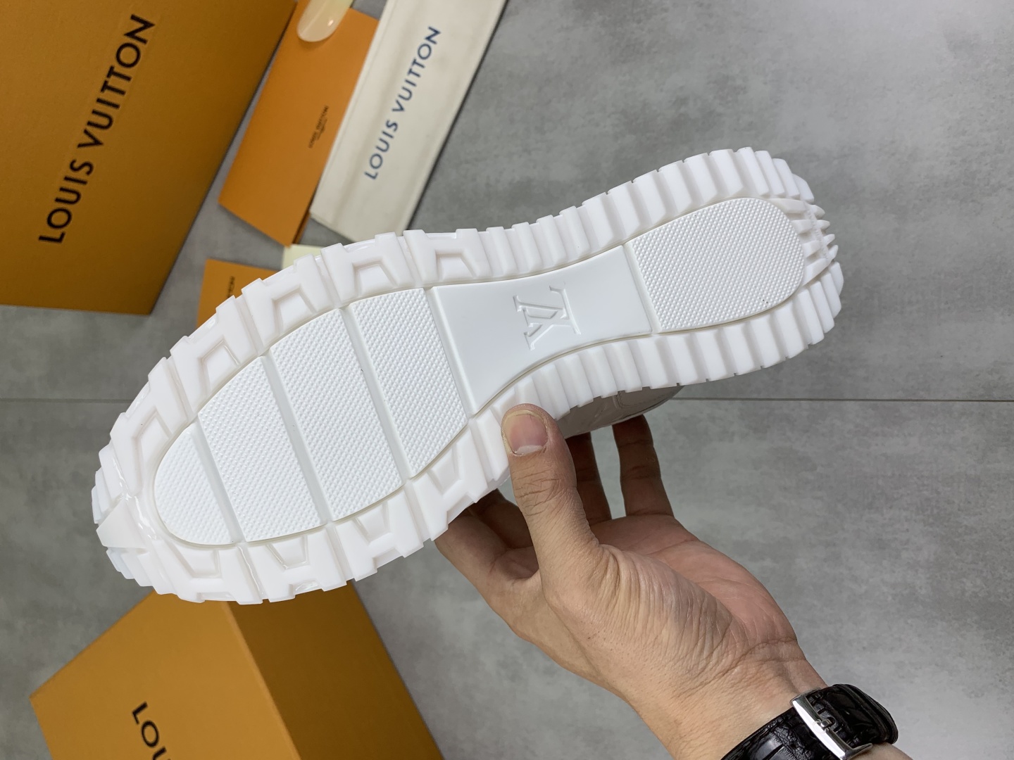 Louis Vuitton White Leather Run 55 Sneaker 9 cmp i1741863262775 853 0 7