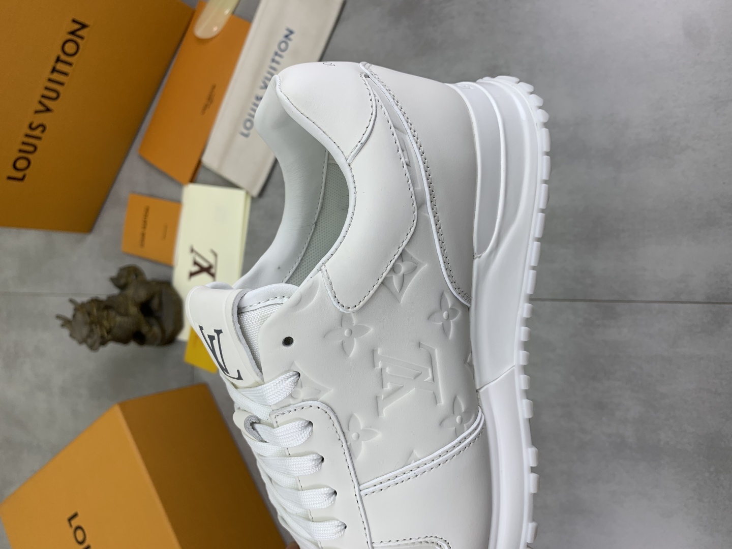 Louis Vuitton White Leather Run 55 Sneaker 8 cmp i1741863262781 4286 0 6
