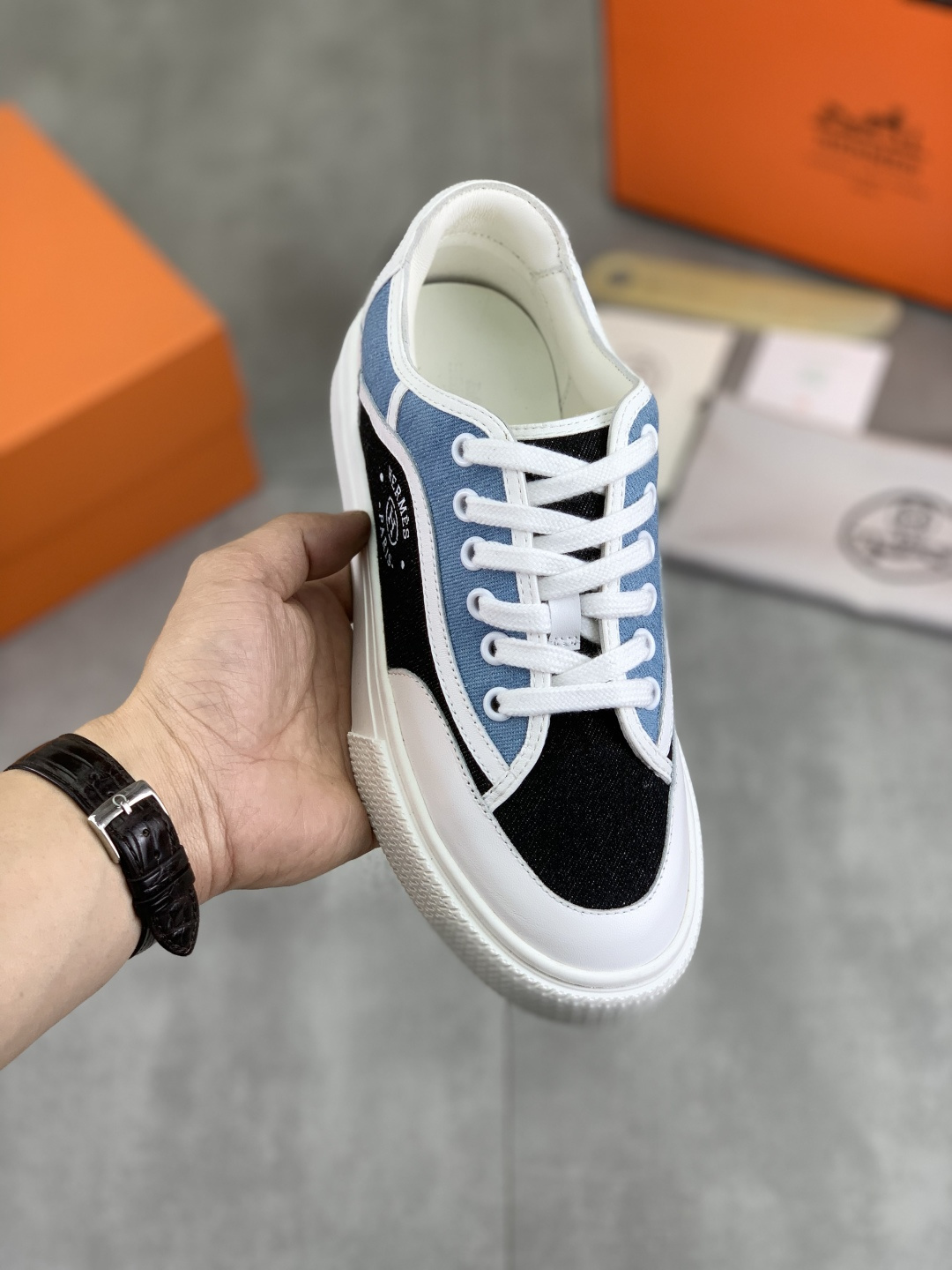 NO:274716,Real price Hermes top version Hermes classic couple style #buckle casual white shoes skateboard shoes, no shoes that are full of unknowns, rarely produce flat casual shoes, and they are styles that match classic palladium-plated Kelly shoe buckles!  People fall in love with it at first sight. Super versatile~ Skirts and pants can be worn at will, and it looks noble and elegant. Fabric specific cowhide/canvas material. Inner sheepskin. Original open mold tpu large sole. Size 35-45., hermes, hermes, skirts, cowhide, sheepskin.19860909实价 Hermes顶级版本 爱马仕经典情侣款#扣休闲小白鞋滑板鞋 完全不会撞鞋 充满未知的爱马仕 很少出平底休闲鞋而且是搭配经典镀钯Kelly鞋扣的款式！让人一眼就爱上 超百搭～裙子裤子都可以随意配闭眼入 超显高贵大气 面料特定牛皮/帆布材质 内里羊皮里 大底原版开模tpu大底 码数35-45,,hermes,hermes,skirts,cowhide,sheepskin,Men's shoes