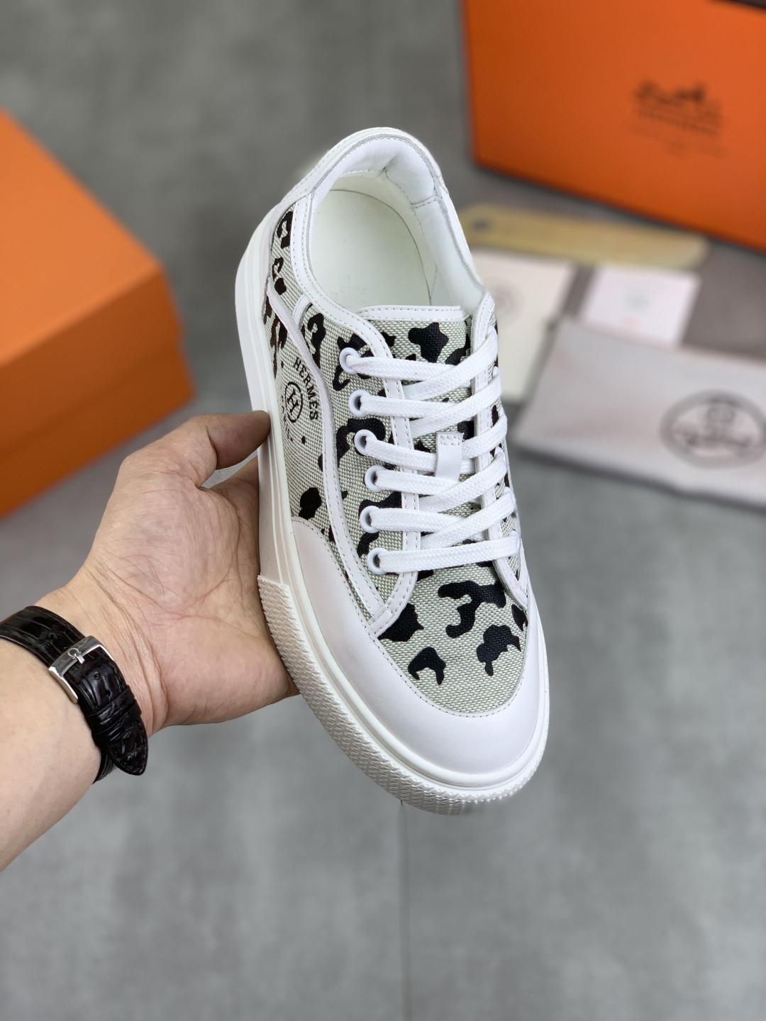 NO:274713,Real price Hermes top version Hermes classic women's style #buckle casual white shoes skateboard shoes, no match for shoes, full of unknown Hermes rarely produces flat casual shoes and is matched with classic palladium-plated Kelly shoe buckles!  People fall in love with it at first sight. Super versatile~ skirts and pants can be matched with closed eyes at will. Super noble and elegant. Fabric specific cowhide/canvas material. Inner sheepskin. Original open mold tpu large bottom. Size 35-40 for women., hermes, hermes, skirts, cowhide, sheepskin19860909实价 Hermes顶级版本 爱马仕经典女款#扣休闲小白鞋滑板鞋 完全不会撞鞋 充满未知的爱马仕 很少出平底休闲鞋而且是搭配经典镀钯Kelly鞋扣的款式！让人一眼就爱上 超百搭～裙子裤子都可以随意配闭眼入 超显高贵大气 面料特定牛皮/帆布材质 内里羊皮里 大底原版开模tpu大底 码数女35-40,,hermes,hermes,skirts,cowhide,sheepskin,Men's shoes