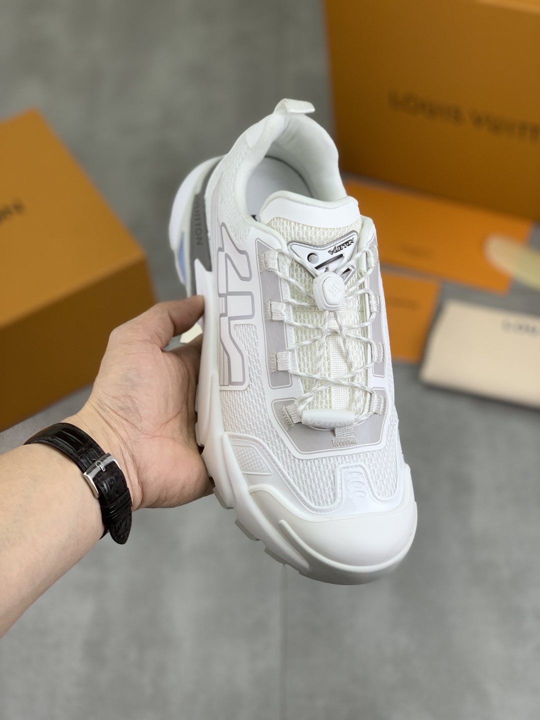 NO:274718,Real price High-end LV Louis Vuitton Ljia Lu Brand Runner Tatic series Thick sole Casual sports shoes Running shoes Original purchase and development Made this model LV Runner Tatic sports shoes combine technology materials such as mesh fabric and straps to interpret the inspiration of traditional hiking shoes. LV letters are written on one side, and the lassoon buckles are embellished with fast lace-up system Monogram Flowers and Louis Vuitton logos, light and wear-resistant rubber outsole perfect overall, delivery counter exquisite packaging Fabric: original imported custom technology fabric   mesh surface Inner original customized breathable mesh Sole original open mold anti-slip rubber combination material Sole thickness 4CM Size: men's model 39-44 (38 45 custom made),,louis vuitton,louis vuitton,louis  vuitton, louis vuitton,sneakers19860909实价 高版本 LV路易威登 L家驴牌Runner Tatic系列 厚底 休闲 运动鞋 跑鞋 原版购入开发 做货 本款 LV Runner Tatic 运动鞋融合网格面料和饰带等科技材质,演绎传统登山鞋的灵感启发.LV 字母抒写于一侧,快速系带系统的套索扣点缀 Monogram 花卉和路易威登标识,轻盈耐磨的橡胶外底完善整体 配送专柜精美包装 面料:原版进口定制科技面料 网面 内里原版定制透气网里 鞋底原版开模防滑橡胶组合材质 底厚4CM Size:男款39-44（38 45定做）,,louis vuitton,louis vuitton,louis vuitton,louis vuitton,sneakers,Men's shoes