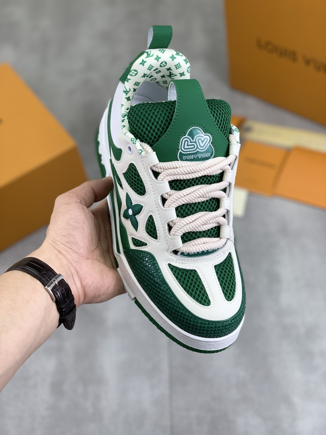 NO:274978,Real-price new LV TRAINER series sneakers are shipped. This LV Trainer sneakers are reinterpreted with Virgil Abloh's classic work with nubby and grained cowhide leather, and then embellish Monogram flowers with the same color rubber outsole. The deformation Monogram flowers are on the side, which contrasts with the rear asymmetrical Louis and Vuitton logos. The original configuration was made by Virgil Abloh, showing the inspiration of retro basketball shoes. The tongue and upper are decorated with LV letters, the handwritten Louis Vuitton logo on the side, the #54 logo on the back, and the rubber outsole is decorated with Monogram flowers, and continues the comfort experience brought by the innovative gel outsole. With the complete packaging of the original drawer box!  Ten colors available, louis vuitton, louis vuitton, louis vuitton, louis vuitton, sneakers, cowhide19860909实价 新款LV TRAINER 系列运动鞋出货,本款 LV Trainer 运动鞋以正绒面和粒面牛皮革重绎 Virgil Abloh 的经典之作,再为同色系橡胶外底点缀 Monogram 花卉.变形 Monogram 花卉栖身侧面,与后部不对称 Louis 和 Vuitton 标识互为映衬.初代构型出自 Virgil Abloh 之手,展现复古篮球鞋的灵感启发.鞋舌和鞋面饰有 LV 字母,侧面饰有手写体路易威登标识,后部饰有 #54 标识,橡胶外底饰有 Monogram 花卉,并延续创新凝胶外底带来的舒适体验.配原抽屉盒全套包装！ 颜色十色可选,,louis vuitton,louis vuitton,louis vuitton,sneakers,cowhide,Men's shoes