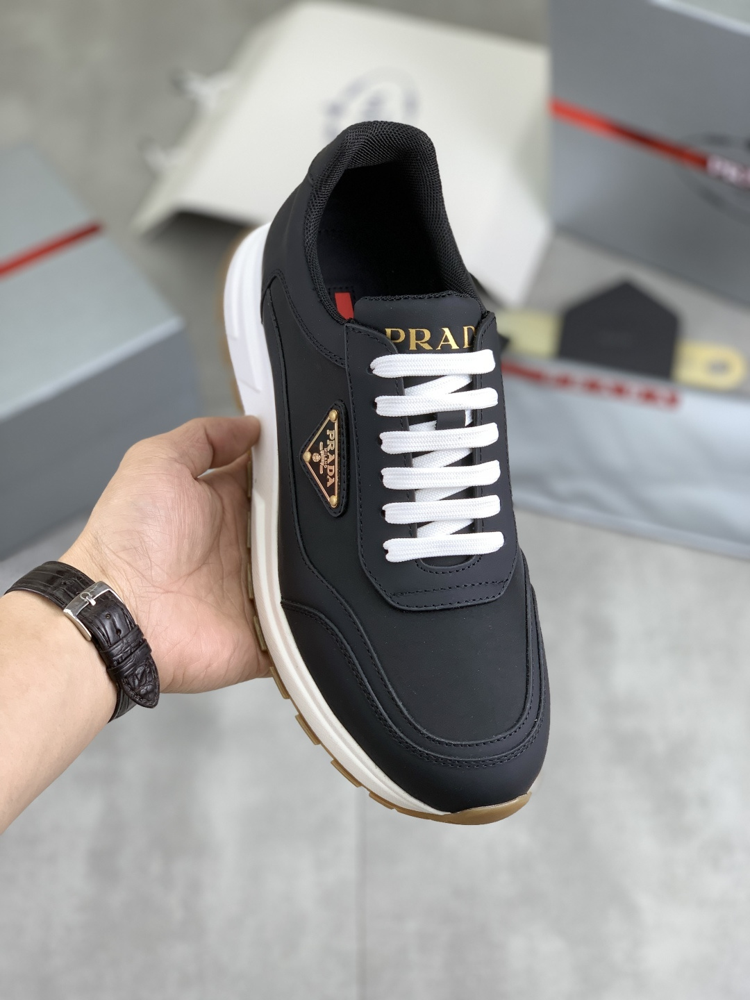 NO:275664,[Real price] Top version The official website is launched with hot products, trendy brands (Prada Prada) are mainly popular, avant-garde and versatile fashion men's shoes are open with a private version, cowhide surface splicing 11 replicas... Fashionable and crisp, original imported cowhide inner cowhide footsteps; atmospheric personality is more trendy and eye-catching and pursue grades, it will subvert the old ideas and must have fashion trends with you! Must keep it yourself! High-end comfort, large and low, high-end quality workmanship. The official website new high-end sole size 38-45 3 colors available.,,prada,prada,cowhide19860909【实价】顶级版本 官网爆款上市, 潮牌（普拉达Prada）主推爆款,前卫百搭时尚男鞋私版开模,牛皮面拼接11复刻..时尚干脆、原版进口牛皮内里牛皮垫脚；大气个性更潮更抢眼更追求档次,它将颠覆旧念,与您共度时尚潮人必备! 必自留 ! 高大上的舒适大低,高端品质做工.官网新款高端大底 码数38-45 3色可选.,,prada,prada,cowhide,Men's shoes