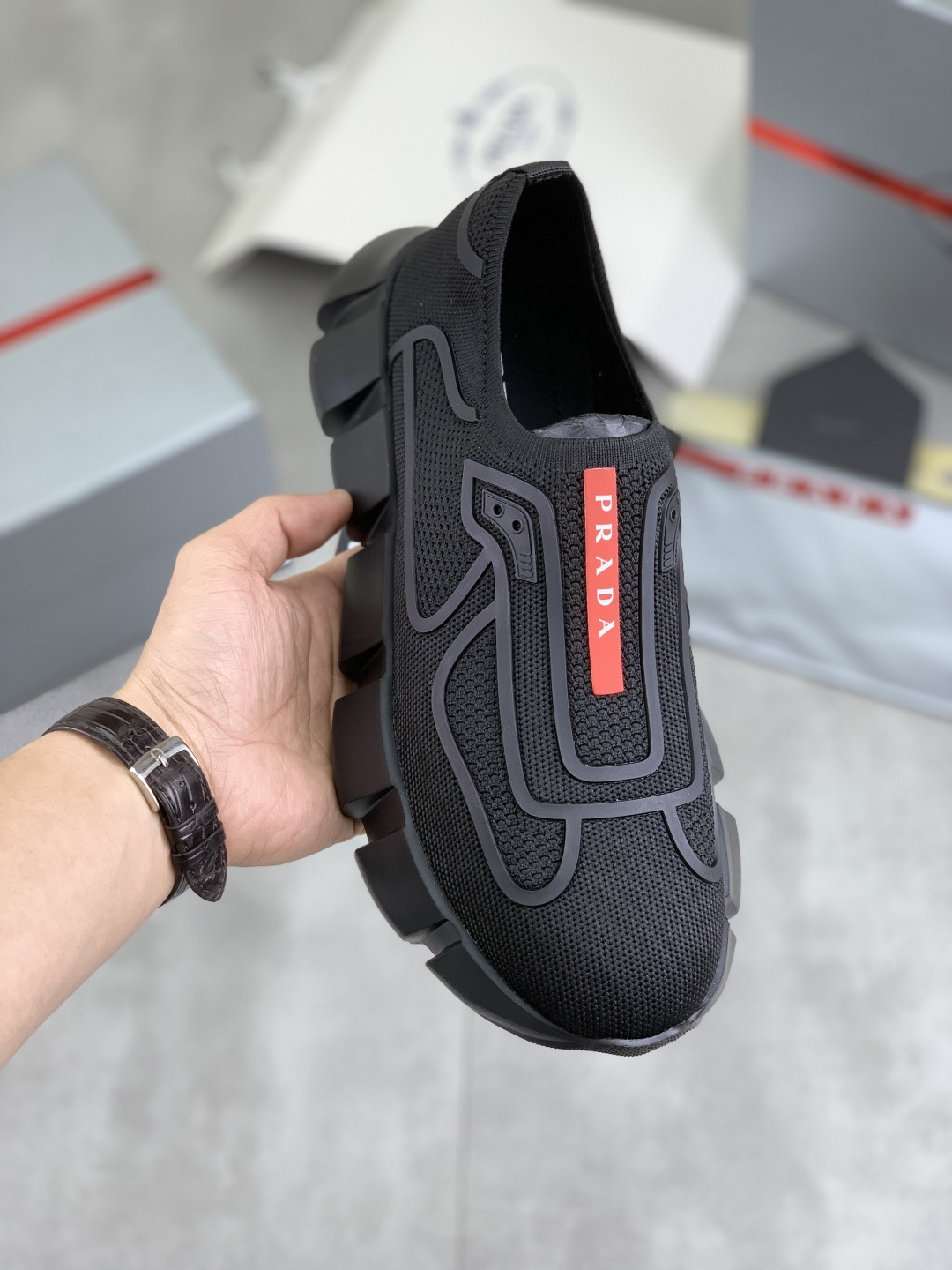 NO:275669,[Real price] Top version The official website hits the hottest model, the trendy brand (Prada Prada) mainly promotes the hottest model, avant-garde and versatile fashion men's shoes private version, cowhide 11 replica.. Fashionable and clean, original imported cowhide inner cowhide footbed; atmospheric personality is more trendy and eye-catching and pursue grade, it will subvert the old concept, and it must have fashion trendy and fashionable people with you! Must keep it yourself! High-end comfort, large and low, high-end quality workmanship. The official website new high-end sole size 38-45 black and white optional.,,prada,prada,cowhide19860909【实价】顶级版本 官网爆款上市, 潮牌（普拉达Prada）主推爆款,前卫百搭时尚男鞋私版开模,牛皮面拼接11复刻..时尚干脆、原版进口牛皮内里牛皮垫脚；大气个性更潮更抢眼更追求档次,它将颠覆旧念,与您共度时尚潮人必备! 必自留 ! 高大上的舒适大低,高端品质做工.官网新款高端大底 码数38-45 黑色 白色可选.,,prada,prada,cowhide,Men's shoes