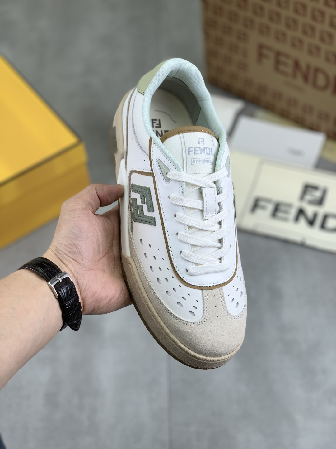 NO:276004,Real price Top quality Fendi Original 1:1 Top version——Fendi Original imported cowhide casual sports and casual shoes imported original interior, original imported wear-resistant cowhide sole; after countless adjustments, the original version has been adjusted to achieve such a perfect effect, and the matching is more personalized. Trendy men must have private numbers for men and women 35-45 6 colors available. Packing full set of packaging aircraft boxes, fendi, cowhide19860909实价 顶级品质芬迪 原版 1:1顶级版本———芬迪 原板进口牛皮休闲运动休闲鞋进口原版内里,原版进口耐磨牛皮大底；经历无数次调整,才调整出原版一样如此完美的效果,搭配更显个性哦潮男必备私码数男女35-45 6款颜色可选 包装全套包装飞机盒,,fendi,cowhide,Men's shoes