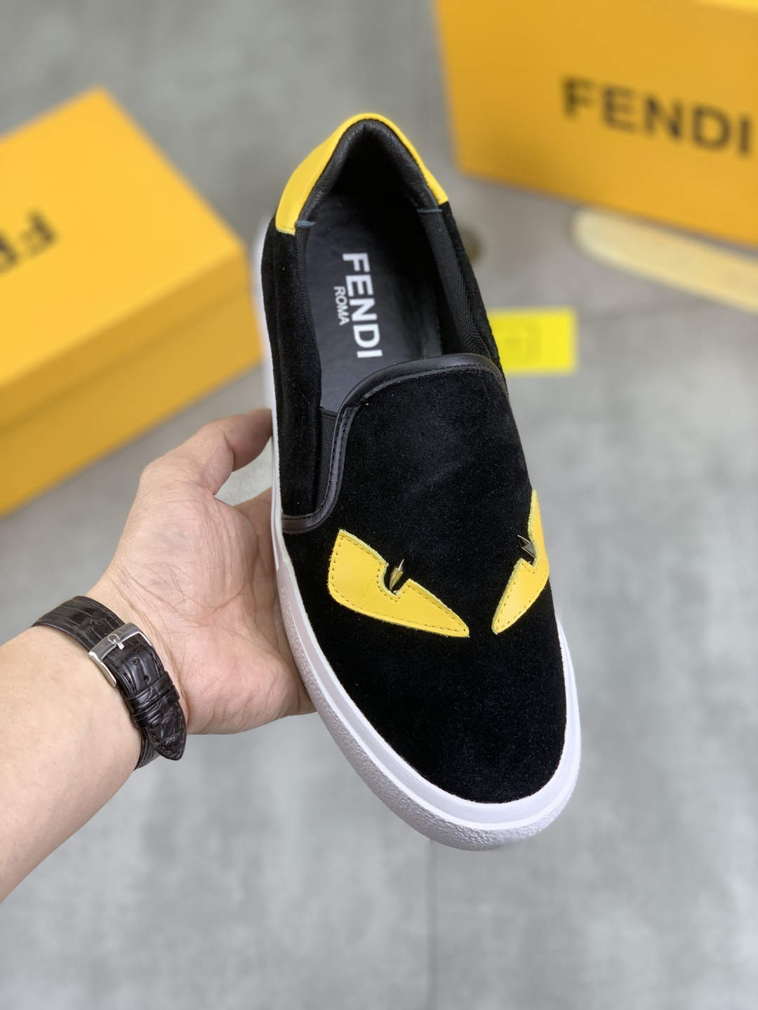 NO:275993,【Real Price】Little Monster New FENDI (Fendi) counter new style. Simple routing effect, presenting a grand and elegant and cool driving shoes. It uses imported calfskin   first layer pigskin inner material, exquisite workmanship, comfortable feet. It is matched with any dress, showing taste and temperament, low-key luxury design is simple and elegant, noble and fashionable are loved and favored by trendy men. Size38-44 (45 46 customized) 2 colors available, fendi, fendi, cowhide, fendi, cowhide19860909【实价】小怪兽 新款 FENDI（芬迪）专柜新款 简约的走线效果,呈现出大气优雅且炫酷的驾车鞋 采用进口小牛皮 头层猪皮内里材质精良做工细致 脚感舒适.搭配任意着装都尽显品位、气质,低调奢华设计简约大气 高贵时尚备受潮流男士的喜爱与青睐size38-44（45 46定做）2色可选,,fendi,fendi,cowhide,Men's shoes