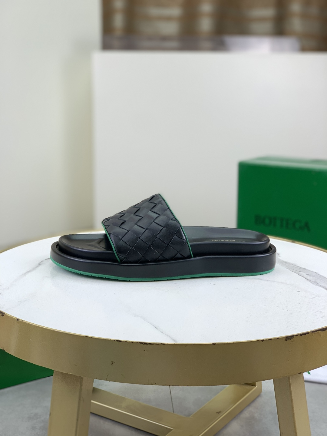 NO:278482,【Real Price】Original quality BOTTEGA VENETA's official website hit Louis Vuitton BV men's hand-woven slippers are available simultaneously on the counter!  Original hand-woven cowhide imported from Italy, original factory special supply original lightweight foam combination large bottom. Number of 39-44 4 colors available, bottega veneta, louis vuitton, bottega veneta, slippers, cowhide19860909【实价】 原单品质 BOTTEGA VENETA官网爆款路易威登 BV男士手工编织拖鞋 专柜同步发售 ！意大利进口原版手工编织牛皮,原厂特供原版轻便发泡组合大底 码数39-44 4款颜色可选,,bottega veneta,louis vuitton,bottega veneta,slippers,cowhide,Men's shoes