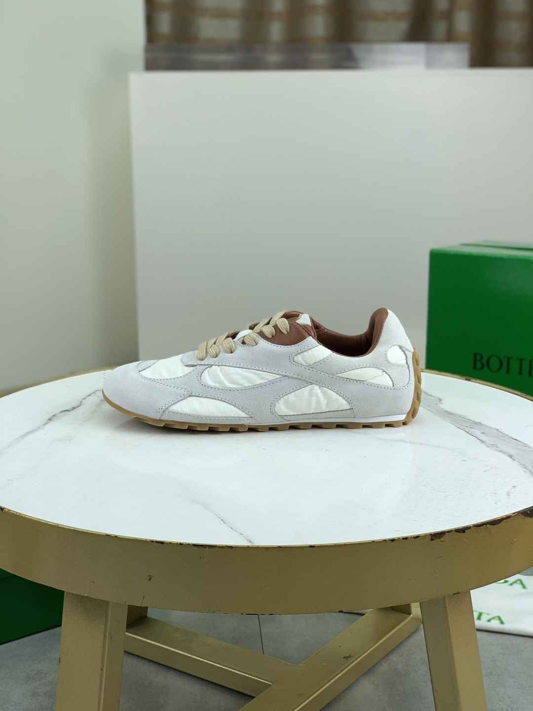 NO:345862,Real-price Bottega Veneta's new Orbit sneaker couples style This shoe is inspired by the shoe profile of the 1990s sports shoes. Its characteristics are the application of mesh texture and the cross-covered heteromaterial upper. It is undoubtedly a tribute to the brand's famous 