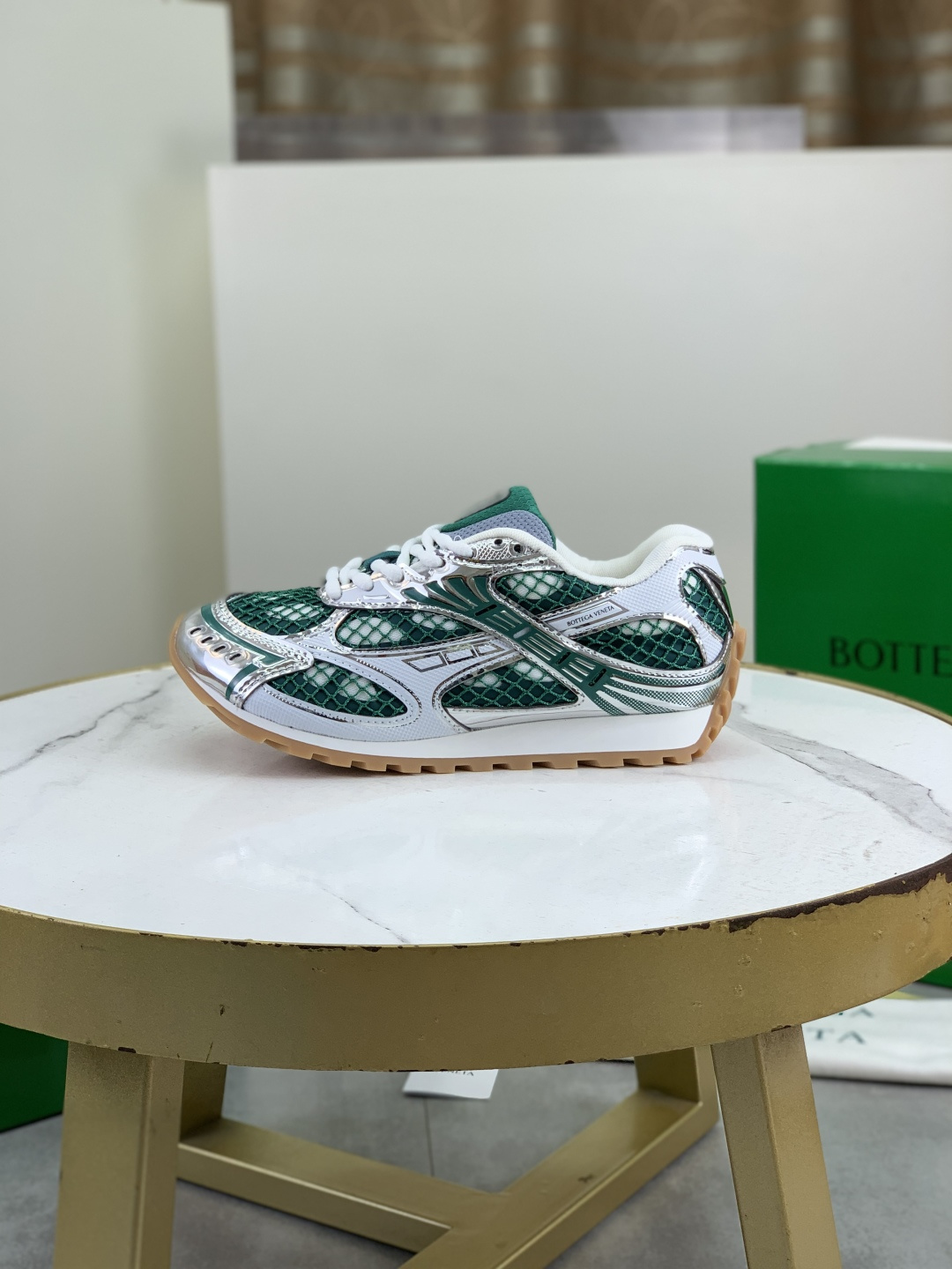 NO:589145,Real price Bottega Veneta's new Orbit sneakers for couples. This shoe is inspired by the silhouette of sports shoes in the 1990s. It is characterized by the application of mesh texture and cross-covered uppers of different materials, which is undoubtedly a tribute to the brand's famous 'intrecciato' pattern. In addition, the sole design is also more slender and elegant, and the outsole extends to the back of the heel, cleverly combining sports elements and fashion inspiration. Made of lightweight technical metallic leather spliced mesh fabric for women.  35-40 (40 customized) Men's model 39-45 (45 46 47 customized) with original packaging, Bottega Veneta, sneakers19860909实价 Bottega Veneta全新Orbit 运动鞋情侣款 该鞋款灵感取材自90 年代运动鞋的鞋型轮廓,其特色在于网状纹理的应用以及交叉覆盖的异材质鞋面,无疑是向品牌著名的「intrecciato」图样致敬 此外,鞋底设计也较为纤细优雅,外底延伸至鞋跟后侧,将运动元素和时尚灵感巧妙结合 采用轻质科技金属皮革拼接网布面料 女款 35-40（40定做） 男款 39-45(45 46 47定做) 配原版包装,,bottega veneta,sneakers,Men's shoes