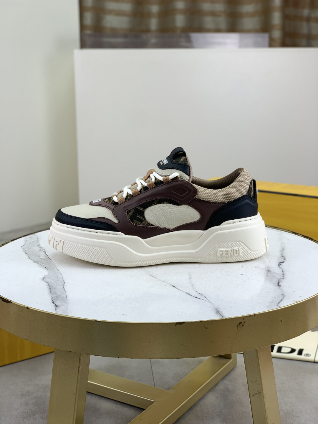 NO:355909,Real price Summer hottest [FENDI] top version New sports shoes, wavy soles are engraved with original words. The heel is embossed with embossed Fendi Flow. The upper is made of high-end calfskin and breathable material. The original inner part is decorated with the same color details decorated with innovative handcraftsmanship. Ultra-light wear-resistant TPU and IP foam soles, which are light and comfortable overall. Size: 39-44 (38 45 can be customized),,fendi,fendi,sneakers,cowhide19860909实价 夏季爆款【FENDI 芬迪】顶级版本 新品运动鞋,波浪形鞋底刻有原版字样.鞋跟饰有凸纹压花Fendi Flow字样.鞋面采用高端小牛皮材质和透气材质.原版内里 以创新手工技艺装饰的同色系细节.超轻耐磨TPU和IP发泡鞋底,整体轻便舒适. Size:39-44（38 45可以定做）,,fendi,fendi,sneakers,cowhide,Men's shoes