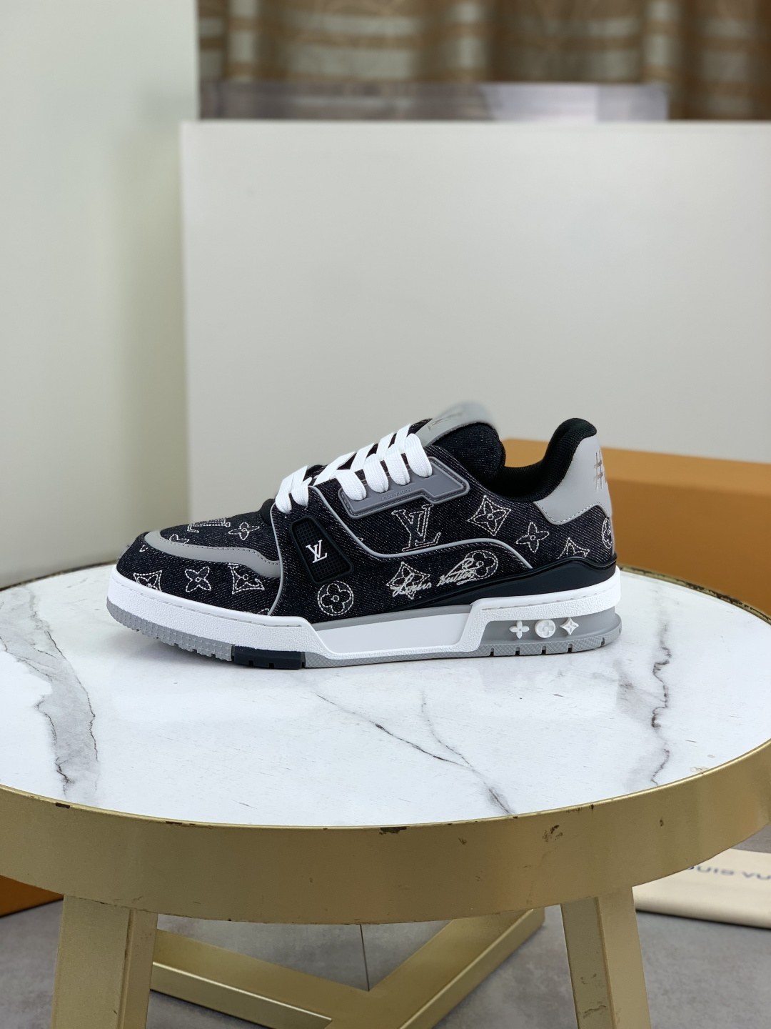 NO:555597,Actual price, top version [LOUIS VUITTON] (original order), the most popular new LV Louis Vuitton *——top version of LV classic trendy shoes!  Use imported original lining and original wear-resistant and lightweight TPU outsole!  High quality products!  2 colors available, sizes 35-39 for women and 39-45 for men,,,louis vuitton,louis vuitton,louis vuitton19860909跑量实价 顶级版本【LOUIS VUITTON）（原单）最情侣新款LV路易威登 *——顶级版本 LV经典潮鞋！选用进口原版内里.原版耐磨轻便TPU大底！高品质精品！2款颜色可选,码数女35-39 男39-45,,,louis vuitton,louis vuitton,louis vuitton,Men's shoes