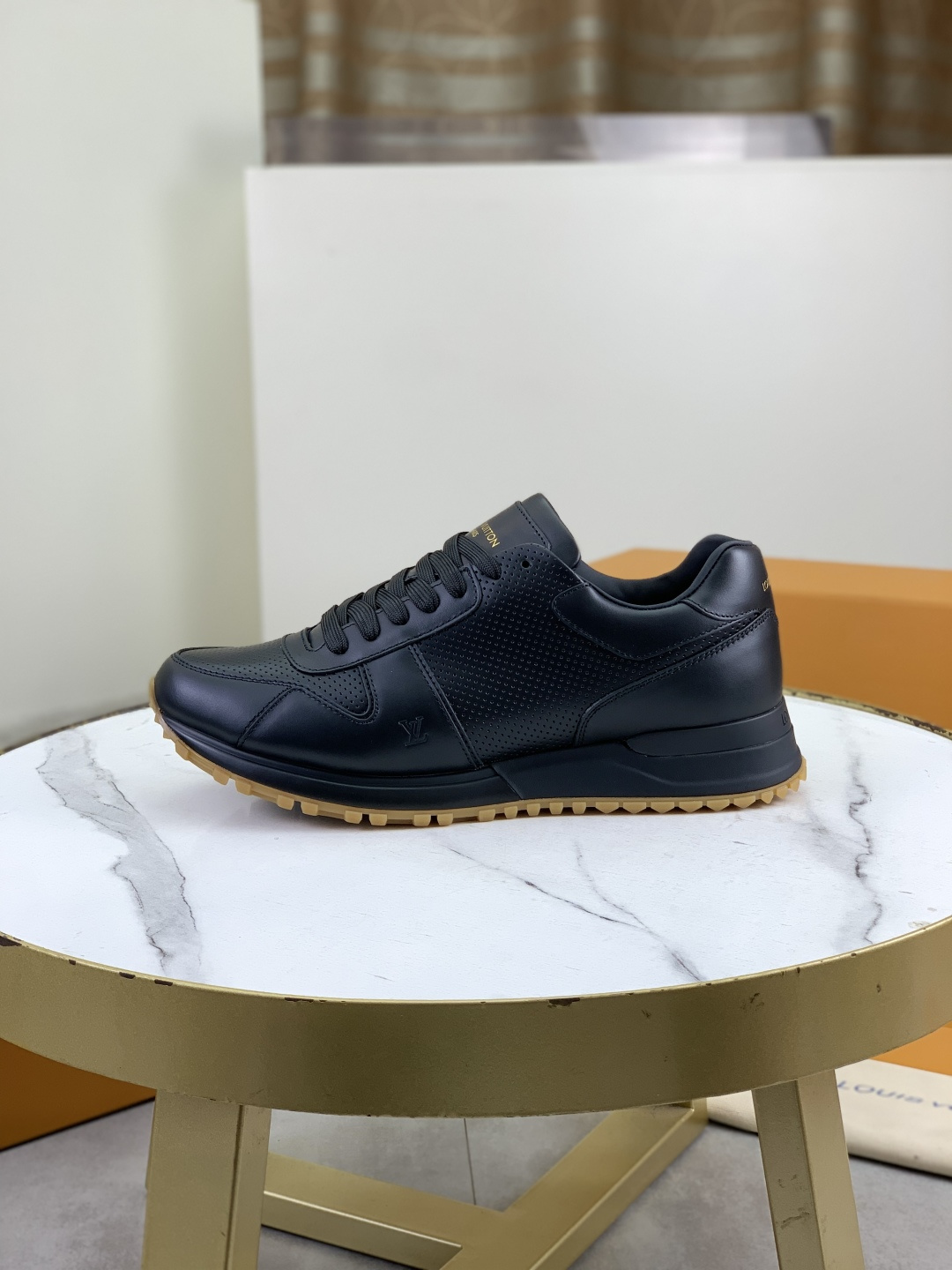 NO:621332,Real price punching series [LOUIS VUITTON] (original order) new LV Louis Vuitton * - top version of LV classic trendy shoes!  Made of imported original cowhide and water-dyed cowhide lining. The latest original wear-resistant rubber combination outsole!  High quality products!  Multiple colors available, code number 39-45 (38 46 customized), louis vuitton, louis vuitton, louis vuitton, cowhide19860909实价 冲孔系列【LOUIS VUITTON）（原单）新款LV路易威登 *——顶级版本 LV经典潮鞋！选用进口原版牛皮 水染牛皮内里.最新款原版耐磨橡胶组合大底！高品质精品！多款颜色可选,码数39-45（38 46定制）,,louis vuitton,louis vuitton,louis vuitton,cowhide,Men's shoes