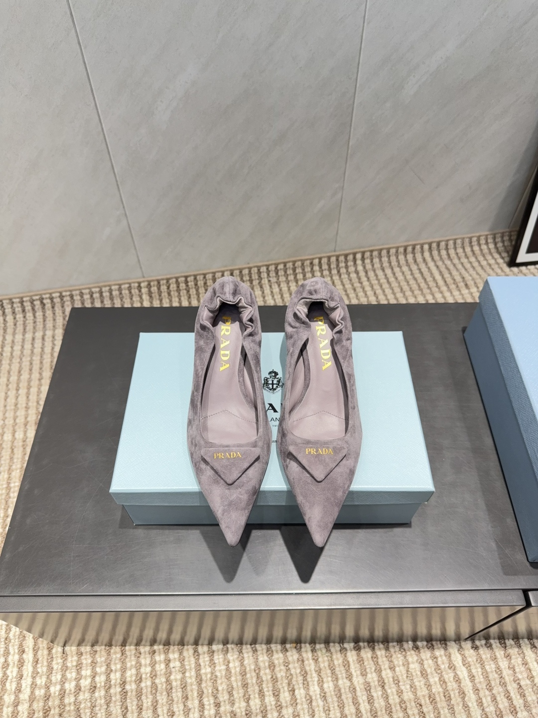 NO:695703,: 'Exclusive top version' PRA*D Pra*da 2025 vs the latest catwalk popular fashion shoe series... [Pointed toe mid-heeled shoes]  PRADA's spring and summer T-stage catwalk show is the same style as 'Dream Never Sleeps'. Prada can use it on important occasions. The fresh style has a bit of nobility and is perfect on the feet. When worn with this shoe, it is elegant and crystal clear, regardless of the material of various accessories.  , all are exclusively customized one to one, and must be zero distance from the original version. The entire series is full of exciting and unexpected combinations of elements, different materials, textures of fabrics, and a strong artistic atmosphere, allowing you to appreciate the ever-changing style of Prada girls...  Upper: Original customized cashmere Lining: Original customized sheepskin Foot pads: Original customized sheepskin Outsole: Original customized leather outsole Heel height: 5.5cm Packaging: Original complete package Number of yards: 35-39 (34.40.41.42 customization is non-refundable) Color: Official website updated simultaneously, high-heeled shoes and sandals, prada, prada, sandals, high heels, sheepskin, Leather soles19860909:《独家顶级版本》 PRA*D普拉*达2025vs最新走秀爆款时装单鞋系列 ……【尖头中跟单鞋】 PRADA春夏T台走秀网红同款＂造梦不夜城＂,Prada能在重要场合上用得上了,小清新风带点贵气的感觉,上脚非常完美,穿搭配上此鞋,优雅大方,晶莹剔透,无论各种配件材质,都是独家一比一定制,必做到原版零距离,整个系列都充满了令人兴奋和意外的元素结合,不同的材质,肌理的面料的表现,具有极浓的艺术气息,让你领略Prada女孩的百变风格…… 鞋面:原版定制羊绒 内里:原版定制羊皮 垫脚:原版定制羊皮 大底:原版定制真皮大底 跟高:5.5cm 包装:原版全套包装 码数:35-39(34.40.41.42定制不退换） 颜色:官网同步更新,高跟鞋凉鞋,prada,prada,sandals,high heels,sheepskin,Leather soles,Women's Shoes