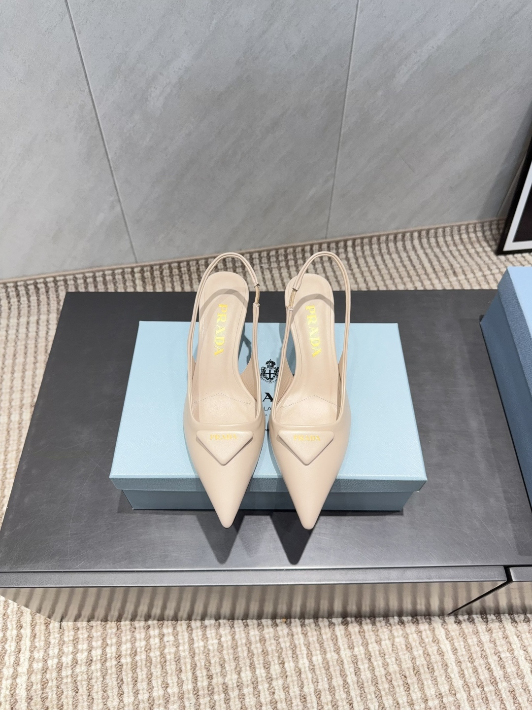 NO:695697,: 'Exclusive top version' PRA*D Pra*da 2025 vs the latest catwalk popular fashion shoe series... [Pointed toe mid-heel back empty shoes]  PRADA's spring and summer T-stage catwalk show is the same style as 'Dream Never Sleeps'. Prada can use it on important occasions. The fresh style has a bit of nobility and is perfect on the feet. When worn with this shoe, it is elegant and crystal clear, regardless of the material of various accessories.  , all are exclusively customized one to one, and must be zero distance from the original version. The entire series is full of exciting and unexpected combinations of elements, different materials, textures of fabrics, and a strong artistic atmosphere, allowing you to appreciate the ever-changing style of Prada girls...  Upper: Original customized sheepskin Lining: Original customized sheepskin Foot pads: Original customized sheepskin Outsole: Original customized leather outsole Heel height: 5.5cm Packaging: Original complete package Number of yards: 35-39 (34.40.41.42 customization is non-returnable) Color: Official website updated simultaneously, high heels and sandals, prada, prada, sandals, high heels, sheepskin, Leather soles19860909:《独家顶级版本》 PRA*D普拉*达2025vs最新走秀爆款时装单鞋系列 ……【尖头中跟后空单鞋】 PRADA春夏T台走秀网红同款＂造梦不夜城＂,Prada能在重要场合上用得上了,小清新风带点贵气的感觉,上脚非常完美,穿搭配上此鞋,优雅大方,晶莹剔透,无论各种配件材质,都是独家一比一定制,必做到原版零距离,整个系列都充满了令人兴奋和意外的元素结合,不同的材质,肌理的面料的表现,具有极浓的艺术气息,让你领略Prada女孩的百变风格…… 鞋面:原版定制羊皮 内里:原版定制羊皮 垫脚:原版定制羊皮 大底:原版定制真皮大底 跟高:5.5cm 包装:原版全套包装 码数:35-39(34.40.41.42定制不退换） 颜色:官网同步更新,高跟鞋凉鞋,prada,prada,sandals,high heels,sheepskin,Leather soles,Women's Shoes