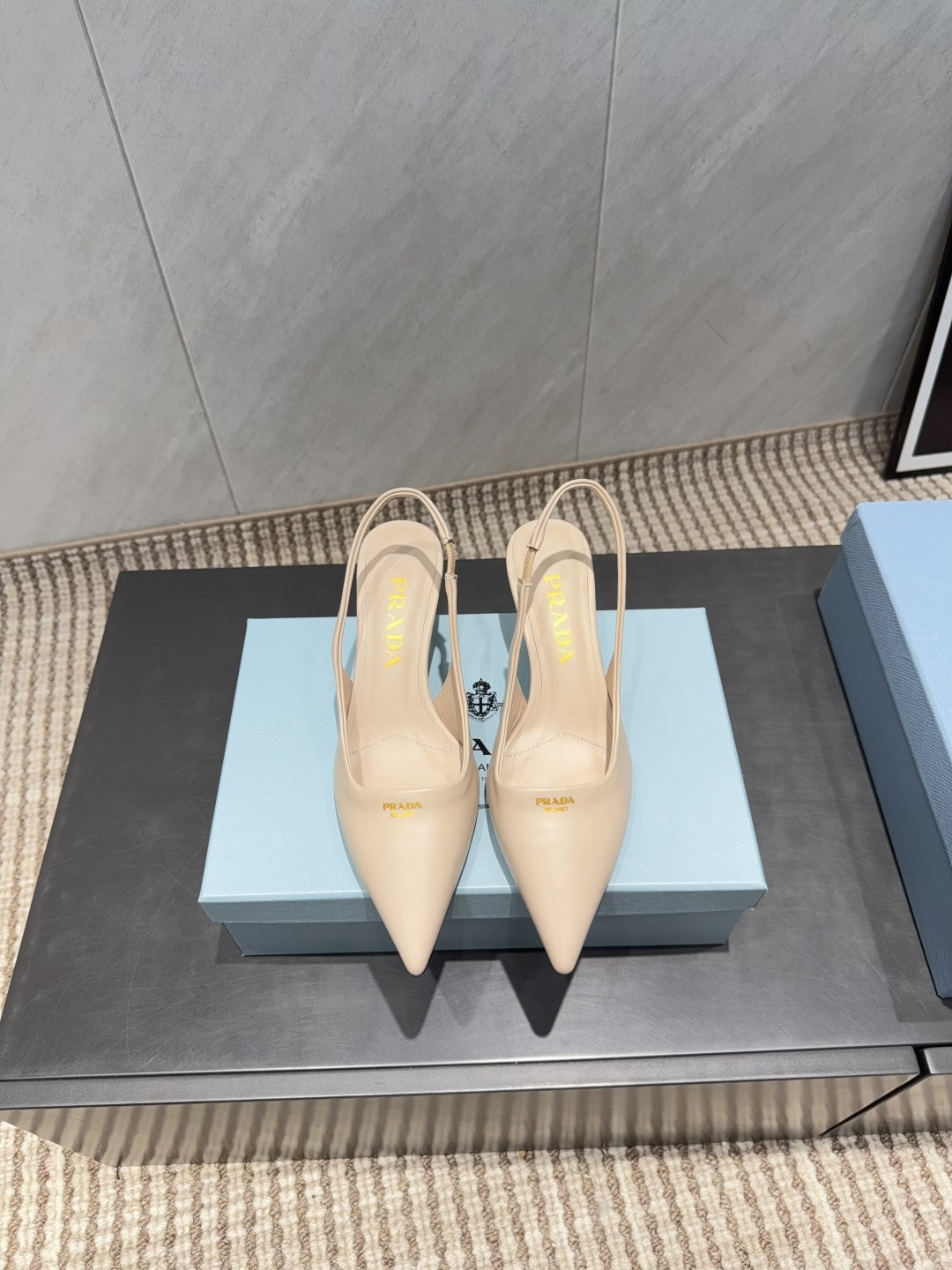 NO:695679,: 'Exclusive top version' PRA*D Pra*da 2025 vs the latest catwalk popular fashion shoe series... [Pointed toe mid-heel back empty shoes]  PRADA's spring and summer T-stage catwalk show is the same style as 'Dream Never Sleeps'. Prada can use it on important occasions. The fresh style has a bit of nobility and is perfect on the feet. When worn with this shoe, it is elegant and crystal clear, regardless of the material of various accessories.  , all are exclusively customized one to one, and must be zero distance from the original version. The entire series is full of exciting and unexpected combinations of elements, different materials, textures of fabrics, and a strong artistic atmosphere, allowing you to appreciate the ever-changing style of Prada girls...  Upper: Original customized sheepskin Lining: Original customized sheepskin Foot pads: Original customized sheepskin Outsole: Original customized leather outsole Heel height: 5.5cm Packaging: Original complete package Number of yards: 35-39 (34.40.41.42 customization is non-returnable) Color: Official website updated simultaneously, high heels and sandals, prada, prada, sandals, high heels, sheepskin, Leather soles19860909:《独家顶级版本》 PRA*D普拉*达2025vs最新走秀爆款时装单鞋系列 ……【尖头中跟后空单鞋】 PRADA春夏T台走秀网红同款＂造梦不夜城＂,Prada能在重要场合上用得上了,小清新风带点贵气的感觉,上脚非常完美,穿搭配上此鞋,优雅大方,晶莹剔透,无论各种配件材质,都是独家一比一定制,必做到原版零距离,整个系列都充满了令人兴奋和意外的元素结合,不同的材质,肌理的面料的表现,具有极浓的艺术气息,让你领略Prada女孩的百变风格…… 鞋面:原版定制羊皮 内里:原版定制羊皮 垫脚:原版定制羊皮 大底:原版定制真皮大底 跟高:5.5cm 包装:原版全套包装 码数:35-39(34.40.41.42定制不退换） 颜色:官网同步更新,高跟鞋凉鞋,prada,prada,sandals,high heels,sheepskin,Leather soles,Women's Shoes