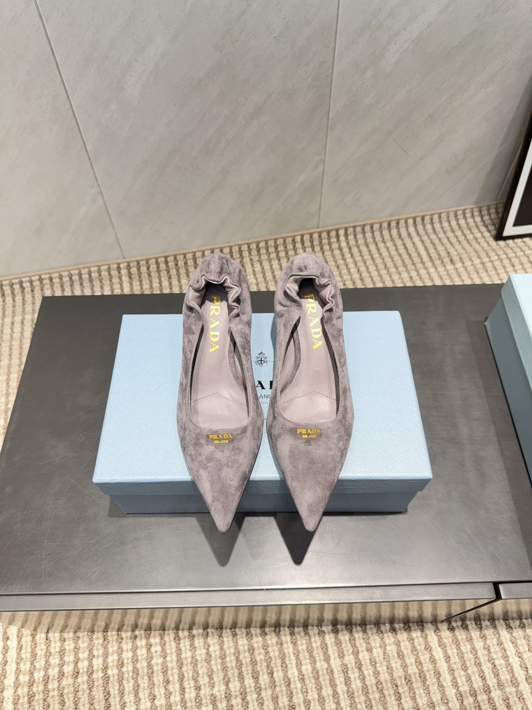 NO:695683,: 'Exclusive top version' PRA*D Pra*da 2025 vs the latest catwalk popular fashion shoe series... [Pointed toe mid-heeled shoes]  PRADA's spring and summer T-stage catwalk show is the same style as 'Dream Never Sleeps'. Prada can use it on important occasions. The fresh style has a bit of nobility and is perfect on the feet. When worn with this shoe, it is elegant and crystal clear, regardless of the material of various accessories.  , all are exclusively customized one to one, and must be zero distance from the original version. The entire series is full of exciting and unexpected combinations of elements, different materials, textures of fabrics, and a strong artistic atmosphere, allowing you to appreciate the ever-changing style of Prada girls...  Upper: Original customized cashmere Lining: Original customized sheepskin Foot pads: Original customized sheepskin Outsole: Original customized leather outsole Heel height: 5.5cm Packaging: Original complete package Number of yards: 35-39 (34.40.41.42 customization is non-refundable) Color: Official website updated simultaneously, high-heeled shoes and sandals, prada, prada, sandals, high heels, sheepskin, Leather soles19860909:《独家顶级版本》 PRA*D普拉*达2025vs最新走秀爆款时装单鞋系列 ……【尖头中跟单鞋】 PRADA春夏T台走秀网红同款＂造梦不夜城＂,Prada能在重要场合上用得上了,小清新风带点贵气的感觉,上脚非常完美,穿搭配上此鞋,优雅大方,晶莹剔透,无论各种配件材质,都是独家一比一定制,必做到原版零距离,整个系列都充满了令人兴奋和意外的元素结合,不同的材质,肌理的面料的表现,具有极浓的艺术气息,让你领略Prada女孩的百变风格…… 鞋面:原版定制羊绒 内里:原版定制羊皮 垫脚:原版定制羊皮 大底:原版定制真皮大底 跟高:5.5cm 包装:原版全套包装 码数:35-39(34.40.41.42定制不退换） 颜色:官网同步更新,高跟鞋凉鞋,prada,prada,sandals,high heels,sheepskin,Leather soles,Women's Shoes