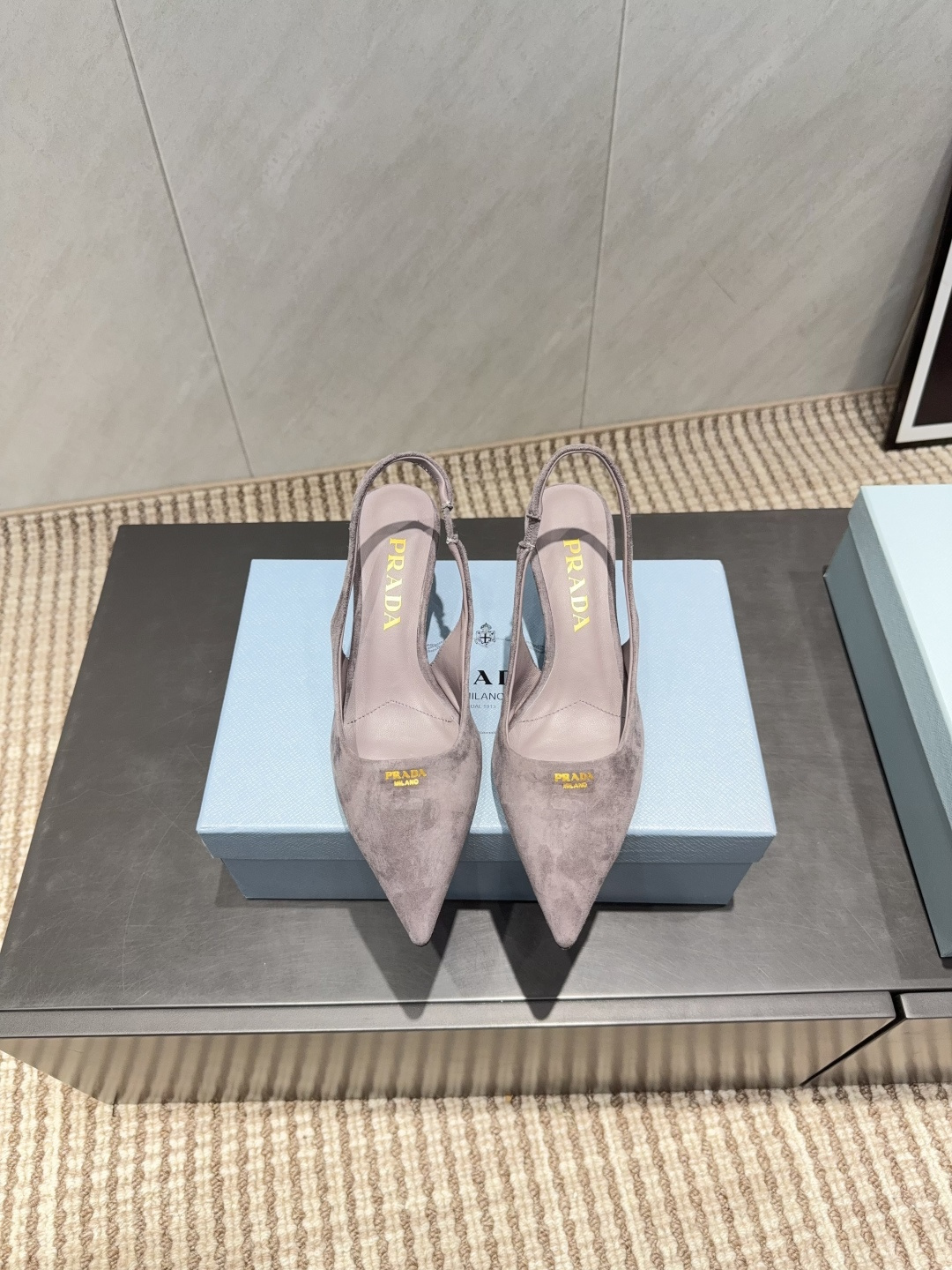 NO:695684,: 'Exclusive top version' PRA*D Pra*da 2025 vs the latest catwalk popular fashion shoe series... [Pointed toe mid-heel back empty shoes]  PRADA's spring and summer T-stage catwalk show is the same style as 'Dream Never Sleeps'. Prada can use it on important occasions. The fresh style has a bit of nobility and is perfect on the feet. When worn with this shoe, it is elegant and crystal clear, regardless of the material of various accessories.  , all are exclusively customized one to one, and must be zero distance from the original version. The entire series is full of exciting and unexpected combinations of elements, different materials, textures of fabrics, and a strong artistic atmosphere, allowing you to appreciate the ever-changing style of Prada girls...  Upper: Original customized cashmere Lining: Original customized sheepskin Foot pads: Original customized sheepskin Outsole: Original customized leather outsole Heel height: 5.5cm Packaging: Original complete package Number of yards: 35-39 (34.40.41.42 customization is non-refundable) Color: Official website updated simultaneously, high-heeled shoes and sandals, prada, prada, sandals, high heels, sheepskin, Leather soles19860909:《独家顶级版本》 PRA*D普拉*达2025vs最新走秀爆款时装单鞋系列 ……【尖头中跟后空单鞋】 PRADA春夏T台走秀网红同款＂造梦不夜城＂,Prada能在重要场合上用得上了,小清新风带点贵气的感觉,上脚非常完美,穿搭配上此鞋,优雅大方,晶莹剔透,无论各种配件材质,都是独家一比一定制,必做到原版零距离,整个系列都充满了令人兴奋和意外的元素结合,不同的材质,肌理的面料的表现,具有极浓的艺术气息,让你领略Prada女孩的百变风格…… 鞋面:原版定制羊绒 内里:原版定制羊皮 垫脚:原版定制羊皮 大底:原版定制真皮大底 跟高:5.5cm 包装:原版全套包装 码数:35-39(34.40.41.42定制不退换） 颜色:官网同步更新,高跟鞋凉鞋,prada,prada,sandals,high heels,sheepskin,Leather soles,Women's Shoes