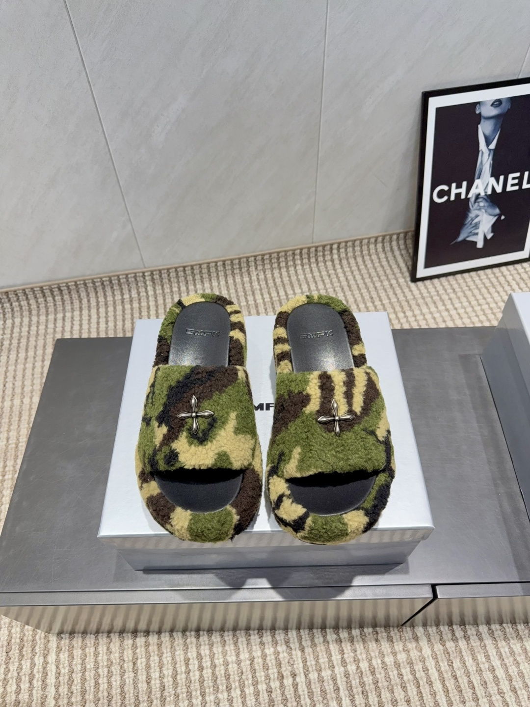 NO:628365,: 'Exclusive top version' SMFK (Tide) vs. the latest hot-selling fur mop series in autumn and winter... [Cross flower thick-soled fur mop] Versatile minimalist style national trend, the new work inherits the popular elements of many brands, and is bound to be a hit - it can be worn with narrow-leg jeans or mini skirts, and can also be layered with printed dresses to create a layered look. The details also ensure that the wear is secure and not easy to shift, creating a loose and lazy style... Fabric: Original custom-made wool  Inner lining: original customized breathable mesh Foot: original customized cow pattern microfiber Outsole: original open-molded water platform sheep knitted water platform Heel height: 7.5cm Code number: 35-39 (40. Customized non-returnable) Packaging: original full set of packaging Color: official website updated simultaneously, fur shoes and slippers, slippers, skirts, jeans19860909: 《独家顶级版本》 SMFK(Tide)vs秋冬最新王炸爆款毛拖系列…【十字花厚底毛拖】 百搭的极简风国潮,新作继承了诸多品牌制胜的流行元素,势必大热 ——可与窄腿牛仔裤或迷你裙同穿,也能与印花连衣裙打造叠穿造型,细节还确保穿着稳妥不易移位,营造松垮慵懒风…… 面料:原版定制羊织毛 内里:原版定制透气网 垫脚:原版定制牛纹超纤 大底:原版开模水台羊织毛包水台 跟高:7.5cm 码数:35-39（40.定制不退换） 包装:原版全套包装 颜色:官网同步更新,毛毛鞋拖鞋,slippers,skirts,jeans,Women's Shoes