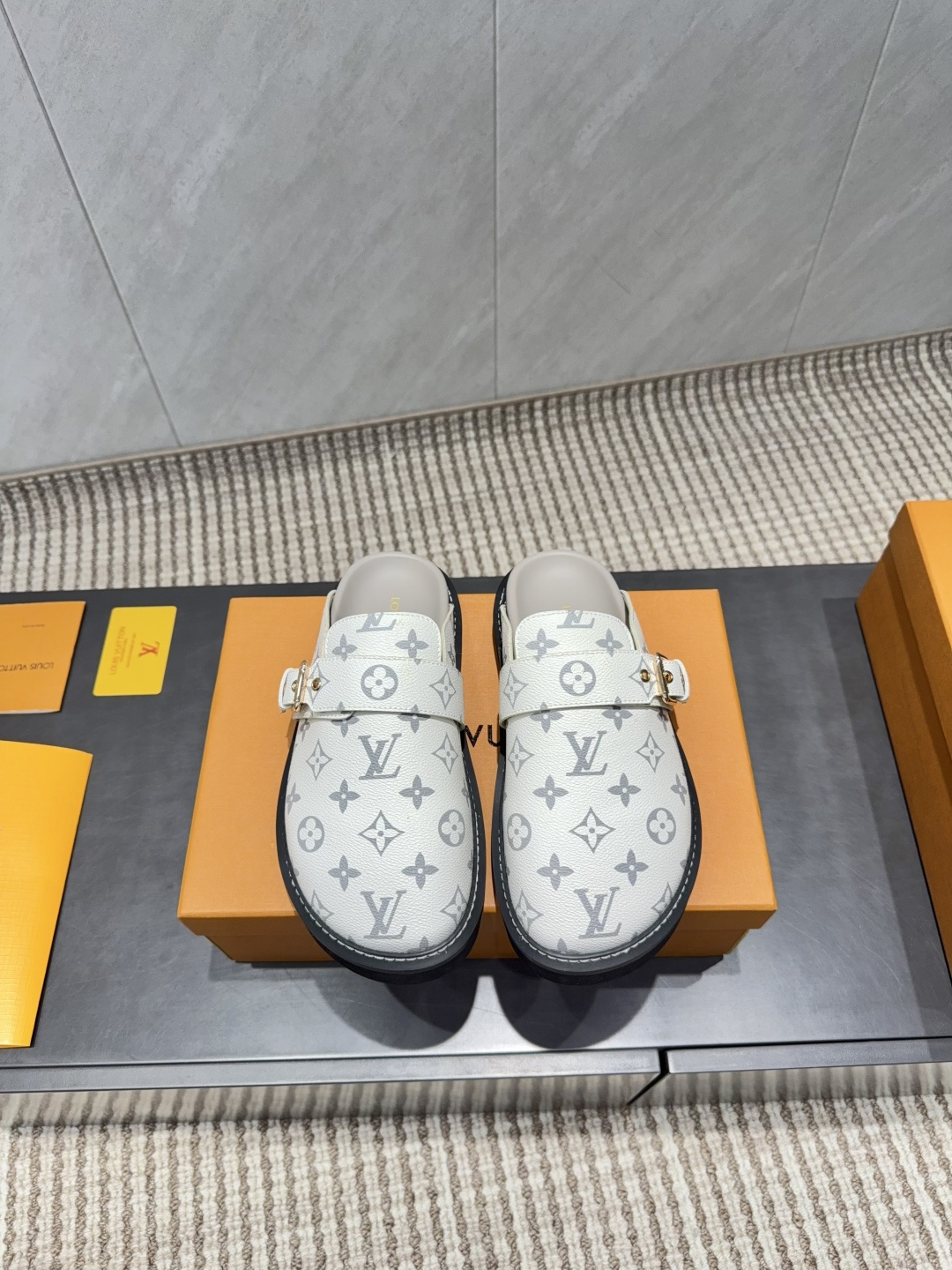 NO:628412,: Couple 'Exclusive top version' Llu brand vs autumn couple's new half-drag series... [Couple cross-strap half-drag] Original details, super authentic version, super good-looking, super grand on the feet, with its own temperament, fashionable and sporty style, extremely comfortable... Fabric: original custom-made old fabrics Lining: original custom-made sheepskin Foot pads: original imported sheepskin Outsole: original molded foam sole Height: 2.5cm  Code number: 35-44 (Female 41. Male 45. Customization is non-refundable) Color: Official website updated simultaneously, half drag, louis vuitton, sheepskin19860909:情侣《独家顶级版本》 L驴牌vs秋季情侣新款半拖系列……【情侣横带半拖】 原版细节,超正版型,超级好看,上脚超大气,自带气质,时尚运动风,舒适度特别棒…… 面料:原版定制老花料 内里:原版定制羊皮 垫脚:原版进口羊皮 大底:原版开模发泡底 底高:2.5cm 码数:35-44（女41.男45.定制不退换） 颜色:官网同步更新,半拖,louis vuitton,sheepskin,Women's Shoes