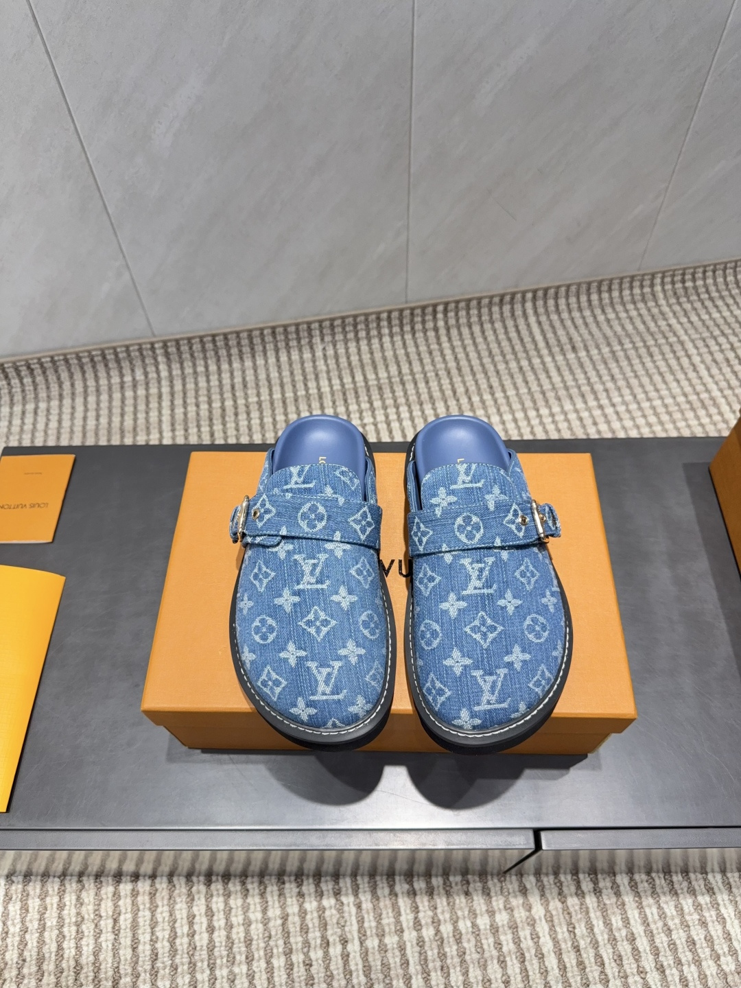 NO:628419,: Couple 'Exclusive top version' Llu brand vs autumn couple's new half-drag series... [Couple cross-strap half-drag] Original details, super authentic version, super good-looking, super stylish on the feet, with its own temperament, fashionable and sporty style, extremely comfortable... Fabric: Original custom-printed presbyopic fabric Lining: Original custom-made sheepskin Foot pads: Original imported sheepskin Outsole: Original molded foam bottom Bottom height: 2.5cm  Code number: 35-44 (Female 41. Male 45. Customization is non-refundable) Color: Official website updated simultaneously, half drag, louis vuitton, sheepskin19860909:情侣《独家顶级版本》 L驴牌vs秋季情侣新款半拖系列……【情侣横带半拖】 原版细节,超正版型,超级好看,上脚超大气,自带气质,时尚运动风,舒适度特别棒…… 面料:原版定制打印老花布料 内里:原版定制羊皮 垫脚:原版进口羊皮 大底:原版开模发泡底 底高:2.5cm 码数:35-44（女41.男45.定制不退换） 颜色:官网同步更新,半拖,louis vuitton,sheepskin,Women's Shoes