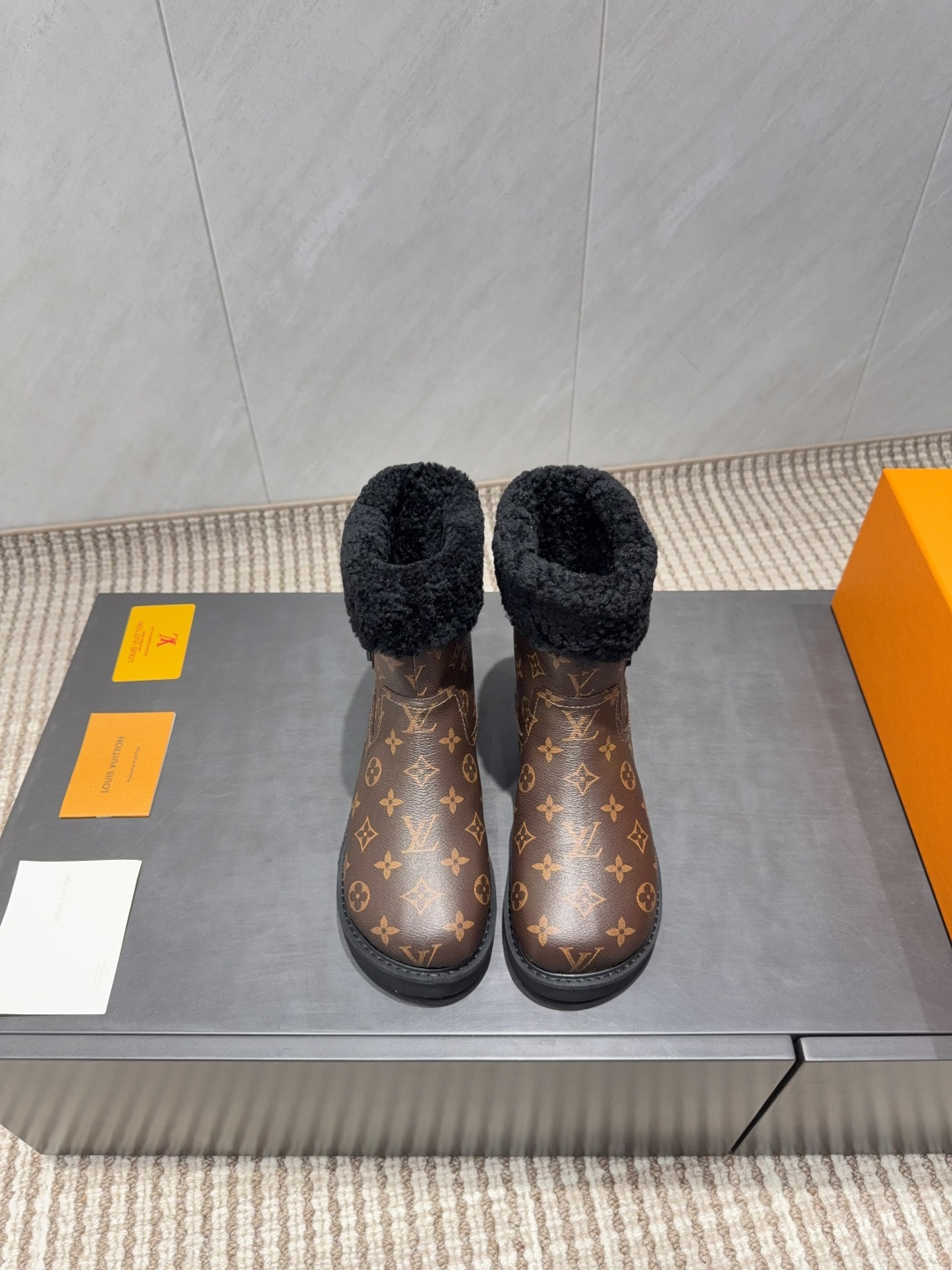 NO:628434,: 'Exclusive top version' Llu brand vs new winter snow boots series... [Round-toe thick-soled snow boots] Original details, super authentic style, super good-looking, super grand on the feet, with its own temperament, fashionable and sporty style, extremely comfortable... Fabric: original custom-made old fabrics Lining: original custom-made wool Foot pads: original custom-made wool Outsole: original molded foam combination sole Height: 2cm  Size: 35-39 (40.41.42. Customization is non-refundable) Color: Official website updated simultaneously, snow boots, louis vuitton, boots19860909:《独家顶级版本》 L驴牌vs冬季新款雪地靴系列……【圆头厚底雪地靴】 原版细节,超正版型,超级好看,上脚超大气,自带气质,时尚运动风,舒适度特别棒…… 面料:原版定制老花料 内里:原版定制羊毛 垫脚:原版定制羊毛 大底:原版开模发泡组合底 底高:2cm 码数:35-39（40.41.42.定制不退换） 颜色:官网同步更新,雪地靴,louis vuitton,boots,Women's Shoes