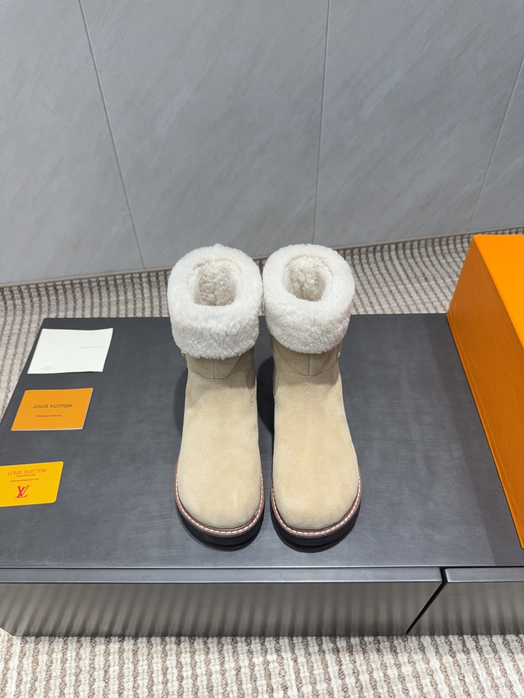 NO:628442,: 'Exclusive top version' Llu brand vs new winter snow boots series... [Round-toe thick-soled snow boots] Original details, super authentic style, super good-looking, super grand on the feet, with its own temperament, fashionable and sporty style, extremely comfortable... Fabric: Original customized cow lining: Original customized wool Foot pads: Original customized wool Outsole: Original molded foam combination sole Height: 2cm  Size: 35-39 (40.41.42. Customization is non-refundable) Color: Official website updated simultaneously, snow boots, louis vuitton, boots19860909:《独家顶级版本》 L驴牌vs冬季新款雪地靴系列……【圆头厚底雪地靴】 原版细节,超正版型,超级好看,上脚超大气,自带气质,时尚运动风,舒适度特别棒…… 面料:原版定制牛猄 内里:原版定制羊毛 垫脚:原版定制羊毛 大底:原版开模发泡组合底 底高:2cm 码数:35-39（40.41.42.定制不退换） 颜色:官网同步更新,雪地靴,louis vuitton,boots,Women's Shoes