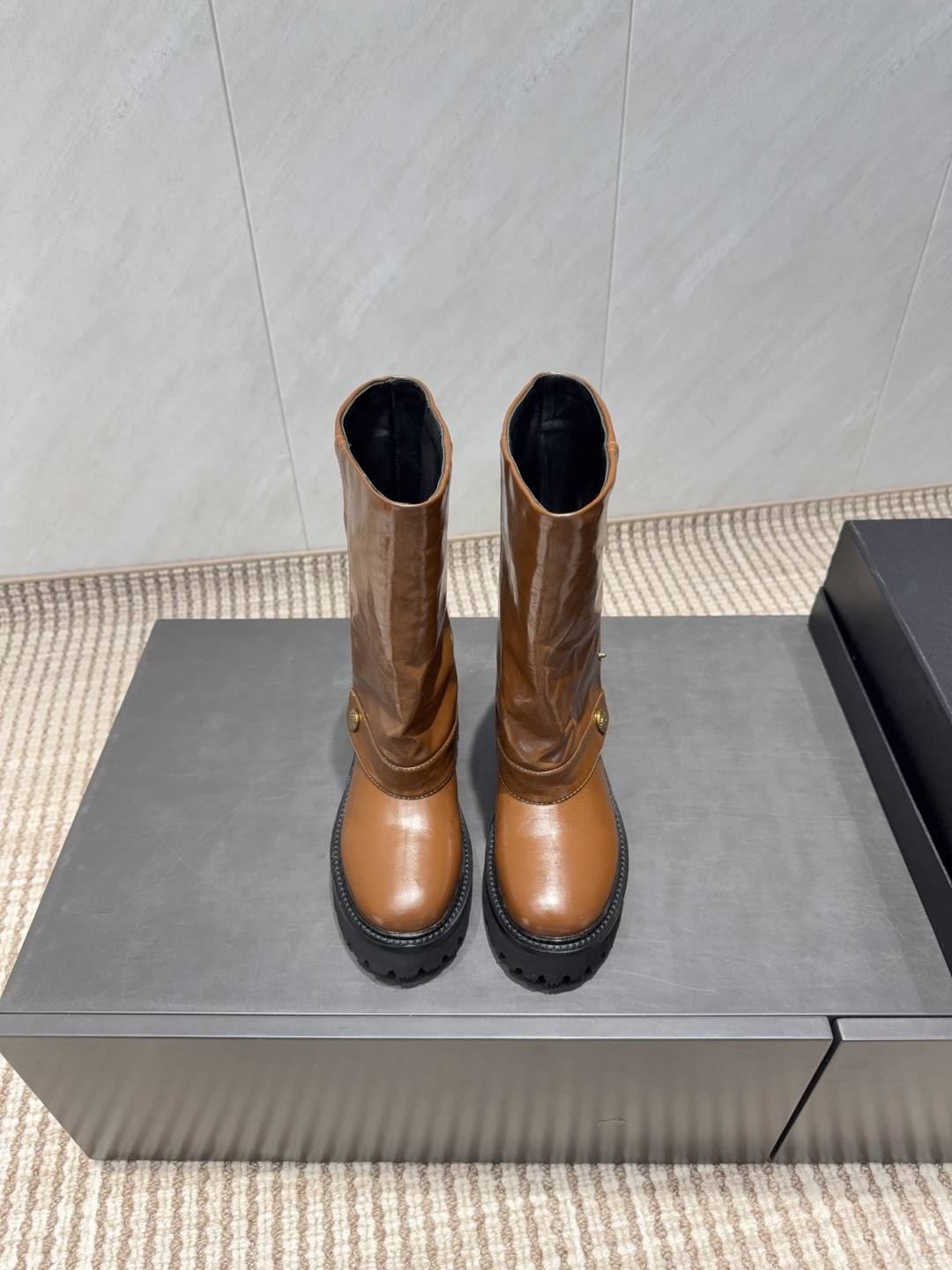 NO:630065,'Exclusive top version' LDALIN/2025vs latest popular boots series for autumn and winter... [Round-toe thick-soled trouser boots] A one-to-one replica of the original version, all the positions are just right, a popular online style, top leisure vacation series. Big celebrities and internet celebrities unanimously pursue this style, and it is even out of stock. Retro boots are an indispensable item in midsummer. They are very attractive and fashionable sports style, show your elegance, lightness and slimming in your way... Fabric Original custom-made cowhide  Original custom-made sheepskin lining, original custom-made sheepskin for feet, original open-molded foam combination sole for outsole, 4.5CM heel height, original customized full set of packaging, code number: 35-39 (40.41.42. Customization is non-refundable), color: official website updated simultaneously, boots, boots, cowhide, sheepskin19860909《独家顶级版本》 LDALIN/2025vs秋冬最新爆款靴子系列……【圆头厚底裤靴】  原版一比一复刻,所有的位置刚刚好 ,网红爆款,顶级休闲度假系列 大咖网红一致追求此款,更是断货一度难求 盛夏不可缺少的单品复古靴子,上脚极具吸引时髦运动风尚,以你的方式彰显你的优雅、轻便、显瘦… 面料原版定制牛皮 内里原版定制羊皮 垫脚原版定制羊皮 大底原版开模发泡组合底 跟高4.5CM 包装原版定制全套包装 码数:35-39（40.41.42.定制不退换） 颜色:官网同步更新,靴子,boots,cowhide,sheepskin,Women's Shoes