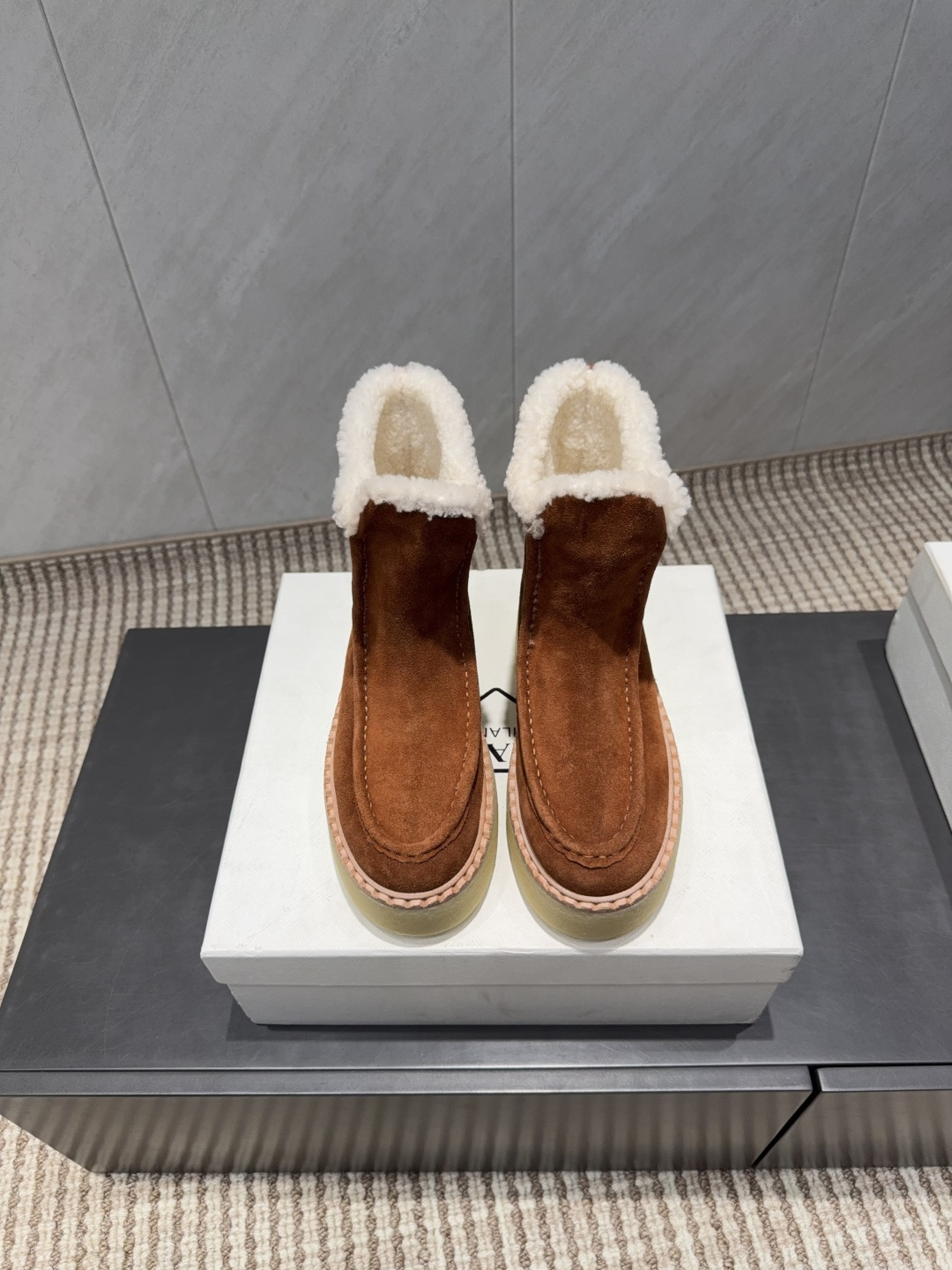 NO:695612,: 'Exclusive top version' PRAD*A2025 vs early autumn new popular boots series... [Triangle buckle thick-soled short boots] This thick-soled series is now on the shelves. It has a high export rate in European and American street photos. It is also very popular on Instagram. I have adjusted the shoe last for a month to keep the smoothness of the overall line consistent with the original version. It is really attractive. I believe women with taste will fall in love with it. The PRAD*A series never disappoints, a weapon for the goddess...  Fabric: Original customized cow lining: Original customized lamb wool Feet: Original customized lamb wool Outsole: Original molded TPU injection molded bottom leather welt combination Sole thickness: 4cm Size: 35-39 (40.41. Customized, non-returnable) Packaging: Original full set of packaging Color: Official website updated simultaneously, snow boots, prada, boots19860909:《独家顶级版本》 PRAD*A2025vs早秋新款爆款靴子系列……【三角扣厚底短靴】 新款上架这款厚底系列,在欧美街拍中出境率超高,ins也是火了一把,调鞋楦都调了一个月整体线条流畅性保持跟原版一致,真的太有魅力了,我相信有品味的女人会看上它,PRAD*A系列一向不会令人失望,女神的利器…… 面料:原版定制牛猄 内里:原版定制羊羔毛 垫脚:原版定制羊羔毛 大底:原版开模TPU注塑底真皮沿条组合 底厚:4cm 码数:35-39（40.41.定做不退换） 包装:原版全套包装 颜色:官网同步更新,雪地靴,prada,boots,Women's Shoes