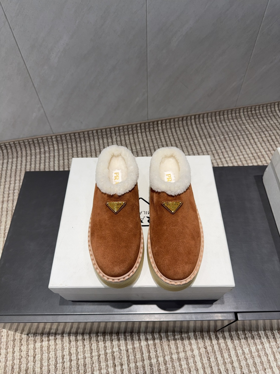 NO:649254,: 'Exclusive top version' PRAD*A2025 vs early autumn new popular casual series... [Thick-soled Maoli casual shoes] This thick-soled series is now on the shelves. It has a high export rate in European and American street photos. It is also very popular on Instagram. I have adjusted the shoe last for a month to keep the smoothness of the overall line consistent with the original version. It is really attractive. I believe women with taste will fall in love with it. The PRAD*A series will never disappoint. It is a weapon for the goddess...  Fabric: Original customized cow lining: Original customized lamb wool Feet: Original customized lamb wool Outsole: Original molded TPU injection molded bottom leather welt combination Bottom thickness: 4cm Size: 35-39 (40.41. Customized, non-refundable) Packaging: Original full set of packaging Color: Official website updated simultaneously, semi-slip fur shoes, prada19860909:《独家顶级版本》 PRAD*A2025vs早秋新款爆款休闲系列……【厚底毛里休闲鞋】 新款上架这款厚底系列,在欧美街拍中出境率超高,ins也是火了一把,调鞋楦都调了一个月整体线条流畅性保持跟原版一致,真的太有魅力了,我相信有品味的女人会看上它,PRAD*A系列一向不会令人失望,女神的利器…… 面料:原版定制牛猄 内里:原版定制羊羔毛 垫脚:原版定制羊羔毛 大底:原版开模TPU注塑底真皮沿条组合 底厚:4cm 码数:35-39（40.41.定做不退换） 包装:原版全套包装 颜色:官网同步更新,半拖毛毛鞋,prada,Women's Shoes