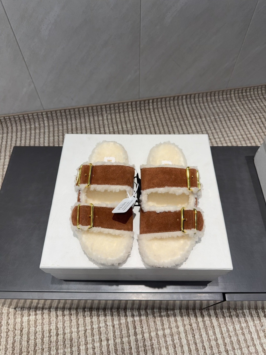 NO:649260,: 'Exclusive top version' PRAD*A2025 vs early autumn new popular fur mop series... [Horizontal triangular buckle fur mop] The new thick-soled series is on the shelves. It has a high export rate in European and American street photos. It is also very popular on Instagram. I adjusted the shoe last for a month to keep the smoothness of the overall line consistent with the original version. It is really attractive. I believe women with taste will fall in love with it. The PRAD*A series will never disappoint. It is a weapon for goddesses...  Fabric: Original custom-made cow lining: Original custom-made sheep wool Foot: Original custom-made sheep wool Outsole: Original open-molded TPU injection molded sole Sole thickness: 1.0cm Size: 35-39 (40.41. Customized, non-refundable) Packaging: Original full set of packaging Color: Official website updated simultaneously, semi-slip wool shoes, prada19860909:《独家顶级版本》 PRAD*A2025vs早秋新款爆款毛拖系列……【横带三角扣毛拖】 新款上架这款厚底系列,在欧美街拍中出境率超高,ins也是火了一把,调鞋楦都调了一个月整体线条流畅性保持跟原版一致,真的太有魅力了,我相信有品味的女人会看上它,PRAD*A系列一向不会令人失望,女神的利器…… 面料:原版定制牛猄 内里:原版定制羊织毛 垫脚:原版定制羊织毛 大底:原版开模TPU注塑成型底 底厚:1.0cm 码数:35-39（40.41.定做不退换） 包装:原版全套包装 颜色:官网同步更新,半拖毛毛鞋,prada,Women's Shoes