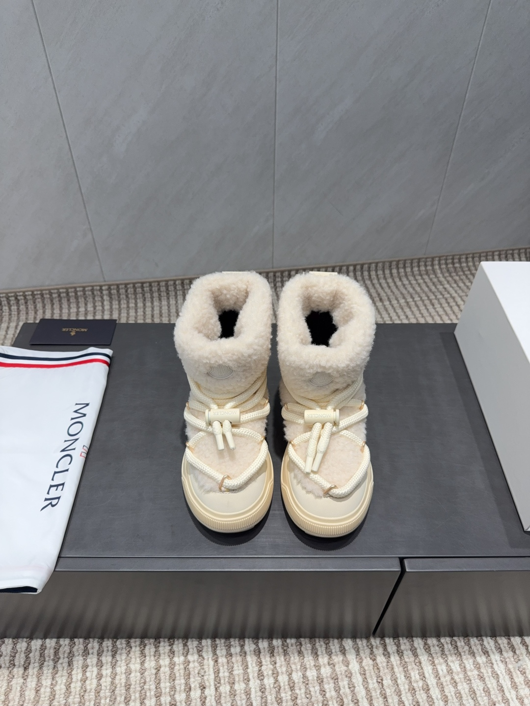 NO:649248,Women's model 'Exclusive top version' MONCLER Mouth Mouth 2025 vs the latest winter snow boots series... [Furry thick-soled snow boots] MONCLER's new furry shoes are a trendy brand from the United States, a young brand that has quickly become popular in the international fashion industry. The style it strives to create. The warm structure of the fur shoes is equipped with Japanese style!  The shoes are not too heavy, and they are both beautiful and comfortable!  Original fabric, custom made cowhide eco-friendly wool, lining, original custom eco-friendly wool, original customized eco-friendly wool for the feet, original molded TPU non-slip outsole, size 35-39 (40.41. Customized, non-refundable), customized original full set of packaging, official color update, snow boots, Moncler, boots, cowhide19860909女款 《独家顶级版本》 MONCLER蒙口2025vs冬季最新雪地靴系列……【毛款厚底雪地靴】  MONCLER新款毛毛鞋是来自美国的潮流品牌,迅速走红国际时装界的一个年轻品牌.所致力打造的风格.毛鞋的保暖性结构搭载日系风格！鞋子也不会很重,颜值与舒适度并存！ 面料原版定制牛皮环保织毛 内里原版定制环保织毛 垫脚原版定制环保织毛 大底原版开模TPU防滑大底 码数35-39（40.41.定制不退换） 包装定制原版全套包装 颜色官网同步更新,雪地靴,Moncler,boots,cowhide,Women's Shoes