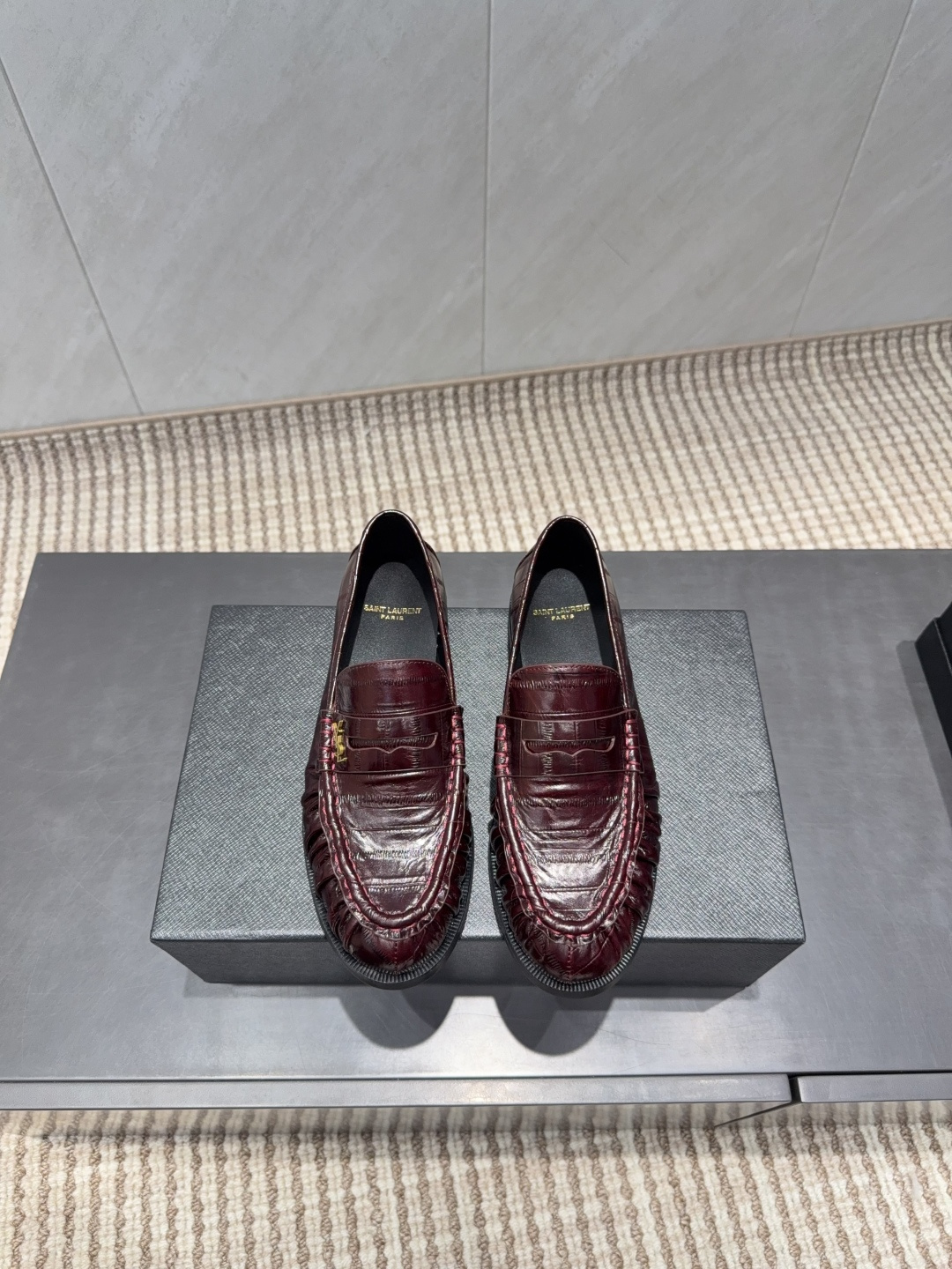 NO:649236,: 'Exclusive top version' SAIN*T LAUREN*T Saint Laurent* Lan 2025/ New Loft series for autumn and winter!  Purchasing agent level [Round-toe seamed wrinkled loafers] This pair of high-heeled short boots is definitely a dark horse player. They are very good-looking and are popular among Internet celebrity bloggers. They are especially popular among goddesses, especially this square-toe series. It is simply addictive. It is super beautiful~ It is super bright in any light. It is really sparkling and attractive. The toe adopts the original one-to-one customized round toe, showing the golden classic of the Yves Saint Laurent brand. Go material. Fabric: Original customized crocodile pattern cowhide. Lining: Original customized sheepskin.  Foot pads: Original customized sheepskin Soles: Original customized genuine leather outsole Heel height: 1.0cm Size: 35-39 (40.41. Customization is non-returnable) Packaging: Original full set of packaging Color: Official website updated simultaneously, loafers, saint laurent, saint laurent, loafers, boots, cowhide, sheepskin, Leather soles19860909:《独家顶级版本》 SAIN*T LAUREN*T圣罗*兰2025/ 秋冬新品乐福系列！代购级别【圆头缝皱乐福鞋】 这双高跟短靴绝对是黑马选手 颜值超高 网红博主火爆追捧 特让女神们心动 特别是这种方头系列 简直是中毒的节奏 超美～ 随便一个光线都超级亮眼 真是闪闪惹人爱上鞋头采用原版一比一定制圆头,展现出圣罗兰品牌的金典  Go 材质 面料:原版定制鳄鱼纹牛皮 内里:原版定制羊皮 垫脚:原版定制羊皮 鞋底:原版定制真皮大底 跟高:1.0cm 码数:35-39（40.41.定制不退货） 包装:原版全套包装 颜色:官网同步更新,乐福鞋,saint laurent,saint laurent,loafers,boots,cowhide,sheepskin,Leather soles,Women's Shoes