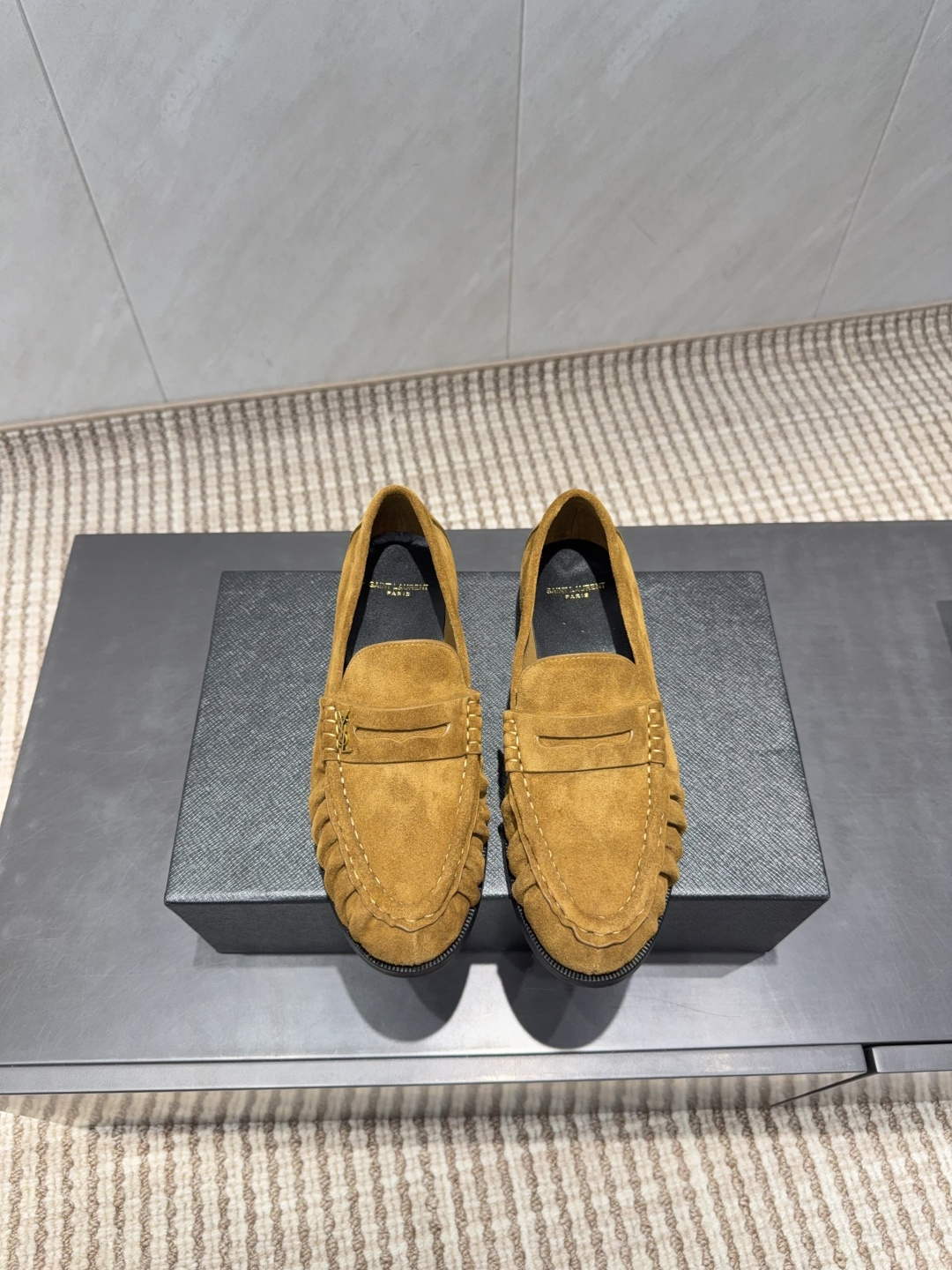 NO:649242,: 'Exclusive top version' SAIN*T LAUREN*T Saint Laurent* Lan 2025/ New Loft series for autumn and winter!  Purchasing agent level [Round toe seam wrinkled loafers] This pair of high-heeled short boots is definitely a dark horse player. It is very good-looking and is popular among Internet celebrity bloggers. It makes the hearts of goddesses especially this square-toe series. It is simply addictive. It is super beautiful~ It is super bright in any light. It is really sparkling and attractive. The toe adopts the original one-to-one customized round toe, showing the golden classic of the Yves Saint Laurent brand. Go material. Fabric: original customized cowhide. Lining: original customized sheepskin.  Foot pads: Original customized sheepskin Soles: Original customized genuine leather outsole Heel height: 1.0cm Size: 35-39 (40.41. Customization is non-returnable) Packaging: Original full set of packaging Color: Official website updated simultaneously, loafers, saint laurent, saint laurent, loafers, boots, sheepskin, Leather soles19860909:《独家顶级版本》 SAIN*T LAUREN*T圣罗*兰2025/ 秋冬新品乐福系列！代购级别【圆头缝皱乐福鞋】 这双高跟短靴绝对是黑马选手 颜值超高 网红博主火爆追捧 特让女神们心动 特别是这种方头系列 简直是中毒的节奏 超美～ 随便一个光线都超级亮眼 真是闪闪惹人爱上鞋头采用原版一比一定制圆头,展现出圣罗兰品牌的金典  Go 材质 面料:原版定制牛猄 内里:原版定制羊皮 垫脚:原版定制羊皮 鞋底:原版定制真皮大底 跟高:1.0cm 码数:35-39（40.41.定制不退货） 包装:原版全套包装 颜色:官网同步更新,乐福鞋,saint laurent,saint laurent,loafers,boots,sheepskin,Leather soles,Women's Shoes