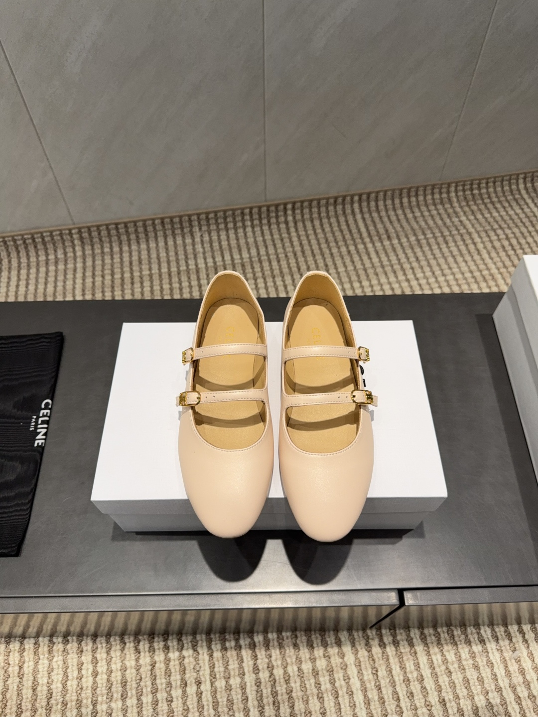 NO:649216,: 'Exclusive top version' C*eline 2025 vs. the latest popular single shoe series in autumn... [Double-strap flat shoes] Paired with socks in summer, it is absolutely perfect. The retro point brings a full sense of fashion and appearance. The original purchase and development, still the highest output, restores the original customized retro feel... Fabric: Original customized cowhide double-strap craftsmanship Inner: Original customized sheepskin Outsole: Original customized leather outsole Packaging: Original full set of packaging  Size: 35-39 (40.41. Customization is non-refundable) Color: Official website updates simultaneously, single shoes, cowhide, sheepskin, Leather soles, socks19860909:《独家顶级版本》  C*eline赛*琳2025vs秋季最新爆款单鞋系列……【双带平底单鞋】 夏天搭配袜子,简直绝绝子了复古的点上带上了满分时髦感颜值绝原版购入开发,依旧最高输出,还原原版定制复古感…… 面料:原版定制牛皮双带工艺 内里:原版定制羊皮 大底:原版定制真皮大底 包装:原版全套包装 码数:35-39（40.41.定制不退换） 颜色:官网同步更新,单鞋,cowhide,sheepskin,Leather soles,socks,Women's Shoes