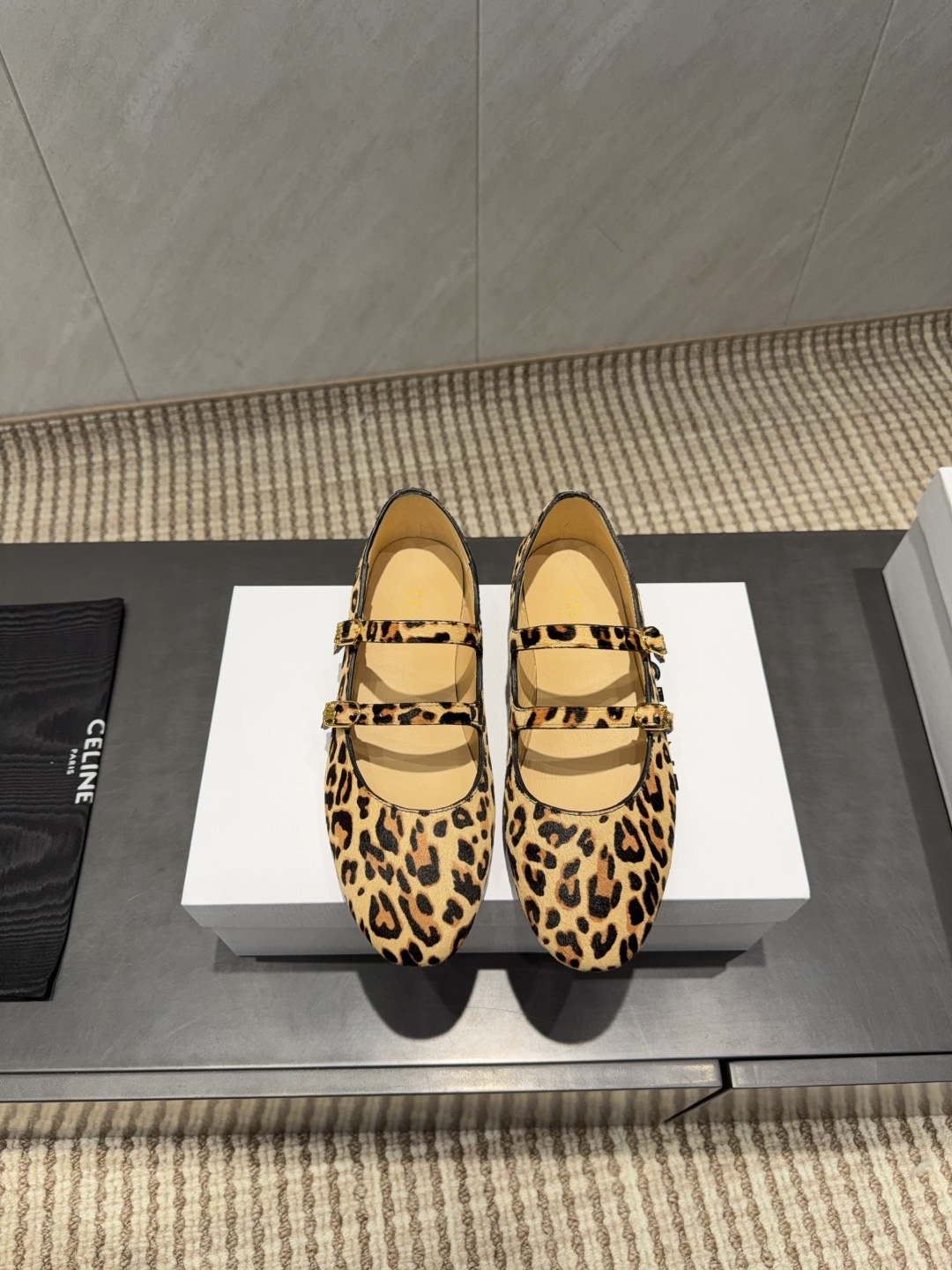 NO:649229,: 'Exclusive top version' C*eline 2025 vs. the latest popular single shoe series in autumn... [Double-strap flat shoes] Paired with socks in summer, it is absolutely perfect. The retro point brings a full sense of fashion and appearance. The original purchase and development, still the highest output, restores the original customized retro feel... Fabric: Original customized horsehair double-strap craftsmanship Inner: Original customized sheepskin Outsole: Original customized leather outsole Packaging: Original full set of packaging  Size: 35-39 (40.41. Customization is non-refundable) Color: Official website updated simultaneously, single shoes, sheepskin, Leather soles, socks19860909:《独家顶级版本》  C*eline赛*琳2025vs秋季最新爆款单鞋系列……【双带平底单鞋】 夏天搭配袜子,简直绝绝子了复古的点上带上了满分时髦感颜值绝原版购入开发,依旧最高输出,还原原版定制复古感…… 面料:原版定制马毛双带工艺 内里:原版定制羊皮 大底:原版定制真皮大底 包装:原版全套包装 码数:35-39（40.41.定制不退换） 颜色:官网同步更新,单鞋,sheepskin,Leather soles,socks,Women's Shoes