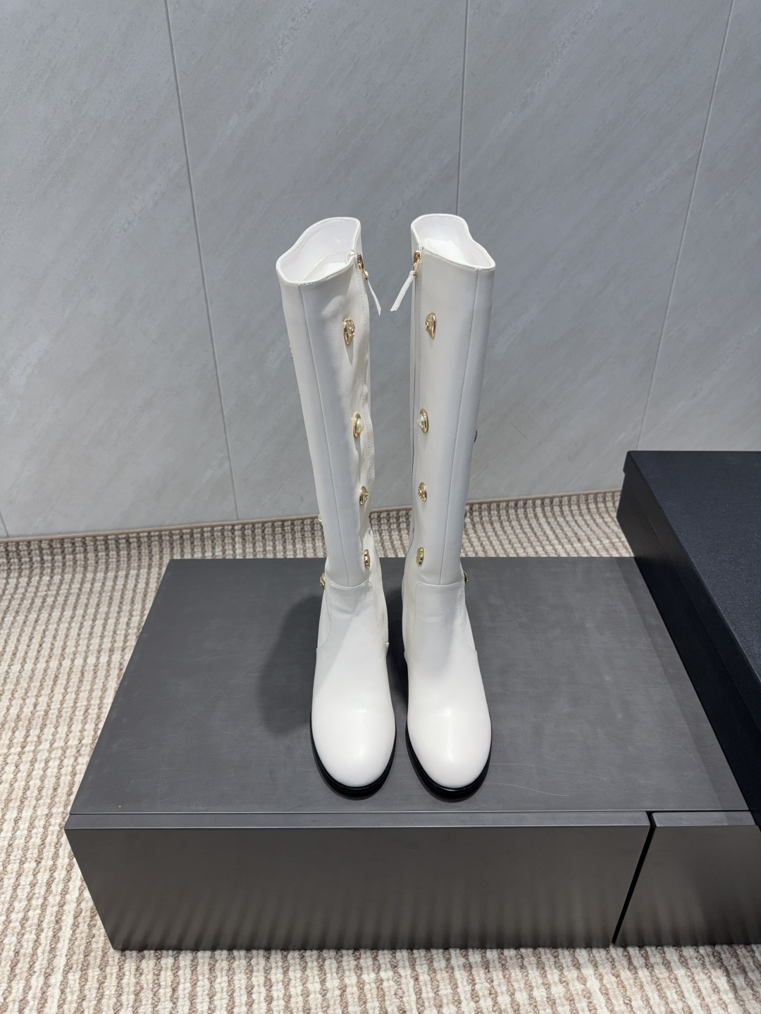 NO:649200,: 'Exclusive top version' CHANE* Xiaoxiang 25 vs the latest boots series in the autumn counter... [Round-toe thick-heeled zipper high boots] Ms. Chanel loves simplicity and irresistibility. The combination shows a unique dressing style, free mix and match to shine in place and follow the fashionable steps of Grandma Xiang!  !  !  The top-notch craftsmanship and texture are perfectly presented. No matter any details, you can compare them with the counters. You can enter and exit the counters at will with the best quality products!  !  Fabric: Original customized cowhide buckle craftsmanship Lining: Original customized sheepskin Foot pads: Original customized sheepskin Outsole: Original customized genuine leather sole Heel height: 6cm Code number: 35-39 (40.41 customization is not returnable) Packaging: Original full set of packaging Color: Official website updated simultaneously, boots, chanel, chanel, boots, cowhide, sheepskin19860909:《独家顶级版本》 CHANE*小香25vs秋季专柜最新靴子系列……【圆头粗跟拉链高靴】 香奈儿女士钟爱简约又难以抗拒系 搭配展现与众不同的穿搭风格、自由混搭闪耀到位跟紧香奶奶时尚步伐！！！ 顶级工艺质感完美呈现,无论任何细节均可对比专柜,最好级别的顶级货,随意进出专柜！！ 面料:原版定制牛皮饰扣工艺 内里:原版定制羊皮 垫脚:原版定制羊皮 大底:原版定制真皮底 跟高:6cm 码数:35-39（40.41定制不退换） 包装:原版全套包装 颜色:官网同步更新,靴子,chanel,chanel,boots,cowhide,sheepskin,Women's Shoes