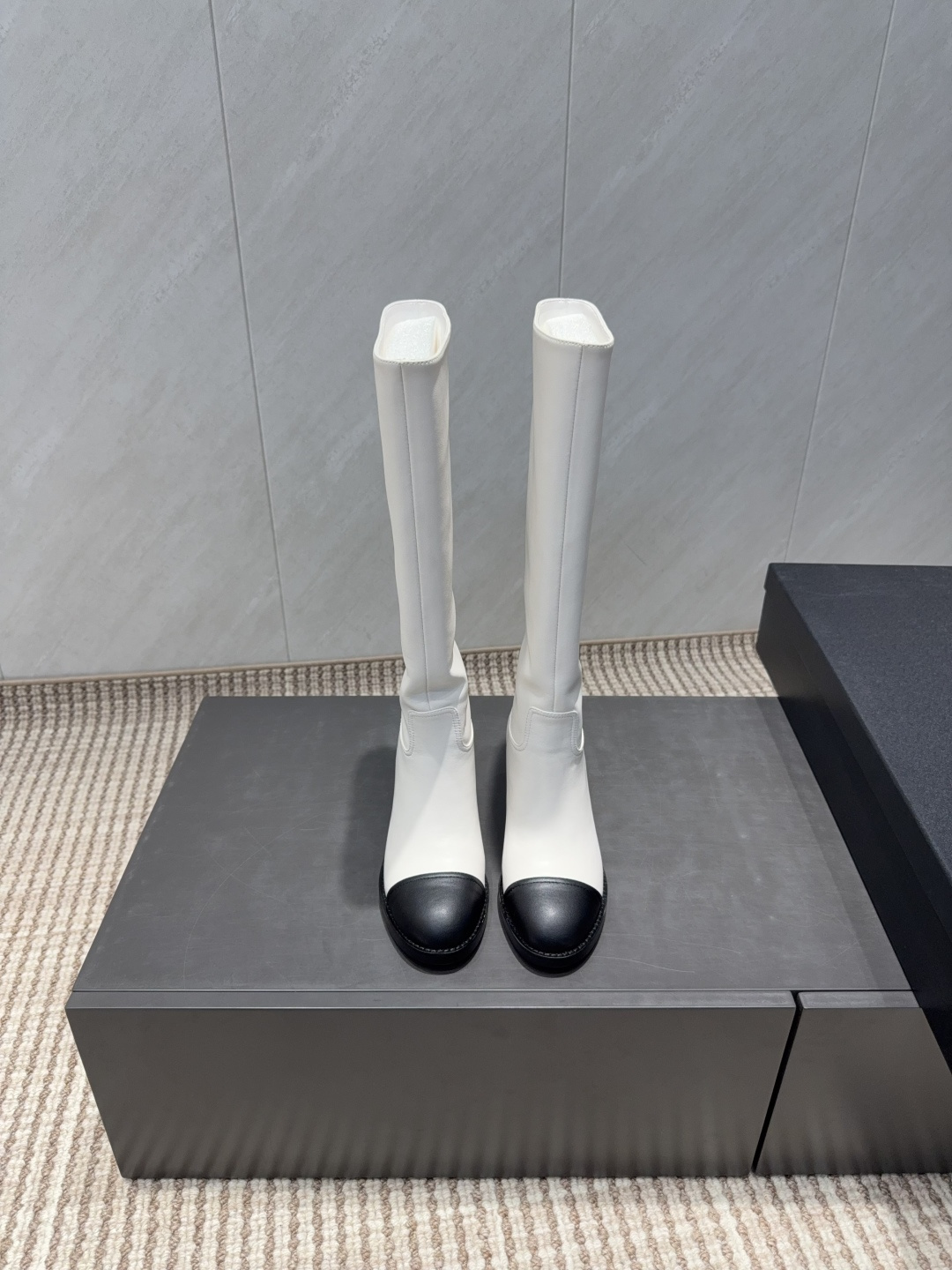 NO:649208,: 'Exclusive top version' CHANE* Xiaoxiang 25 vs the latest boots series in the autumn counter... [Round-toe high boots] Ms. Chanel loves simplicity and irresistibility. The combination shows a unique dressing style, free mix and match to shine in place and follow the fashionable pace of Grandma Tongxiang!  !  !  The top-notch craftsmanship and texture are perfectly presented. No matter any details, you can compare them with the counters. You can enter and exit the counters at will with the best quality products!  !  Fabric: Original customized cowhide logo craftsmanship Lining: Original customized sheepskin Foot pads: Original customized sheepskin Outsole: Original customized genuine leather sole Heel height: 6cm Code number: 35-39 (40.41 customization is not returnable) Packaging: Original full set of packaging Color: Official website updated simultaneously, boots, chanel, chanel, boots, cowhide, sheepskin19860909:《独家顶级版本》 CHANE*小香25vs秋季专柜最新靴子系列……【圆头一脚蹬高靴】 香奈儿女士钟爱简约又难以抗拒系 搭配展现与众不同的穿搭风格、自由混搭闪耀到位跟紧香奶奶时尚步伐！！！ 顶级工艺质感完美呈现,无论任何细节均可对比专柜,最好级别的顶级货,随意进出专柜！！ 面料:原版定制牛皮logo工艺 内里:原版定制羊皮 垫脚:原版定制羊皮 大底:原版定制真皮底 跟高:6cm 码数:35-39（40.41定制不退换） 包装:原版全套包装 颜色:官网同步更新,靴子,chanel,chanel,boots,cowhide,sheepskin,Women's Shoes