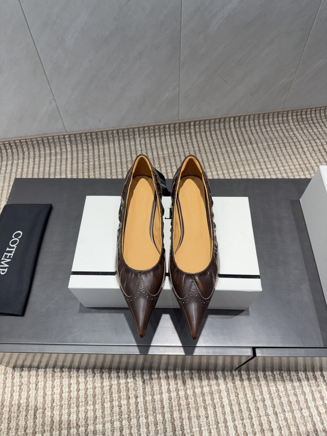 NO:649192,'Exclusive Top Version' COTEMP~Niche trendy brand 25ss latest popular winter shoe series...[Pointed Cat Heel Shoes] are really beautiful!  A new niche brand, every color is beautiful, every pair is handmade, the upper is full of flowers, and has the beauty of blooming flowers. Every color has a unique outfit, and every style is exclusive to everyone!  Beauty is different, that's how the world should be!  It’s super comfortable on your feet!  !  The fit is also very friendly!  Original custom-made sheepskin upper, original custom-made sheepskin lining, original custom-made leather outsole, heel height 3cm, size 35-39 (customized 40), colors updated simultaneously on the official website, single shoes, sheepskin, Leather soles19860909《独家顶级版本》 COTEMP～小众潮牌 25ss冬季最新爆款单鞋系列…【尖头猫跟单鞋】 真的的美死了！新款小众品牌,每一个颜色都很好看 每一双都是手工制作,鞋面繁花,有繁花似锦的美意 每一个颜色都有独特的穿搭,搭配出的每种风格,都是每个人的专属！ 美丽各有不同,世界本该如此！上脚超级舒适的哦！！版型也很友好！ 鞋面原版定制羊皮 内里原版定制羊皮 大底原版定制真皮大底 跟高3cm 码数35-39（40定制） 颜色官网同步更新,单鞋,sheepskin,Leather soles,Women's Shoes