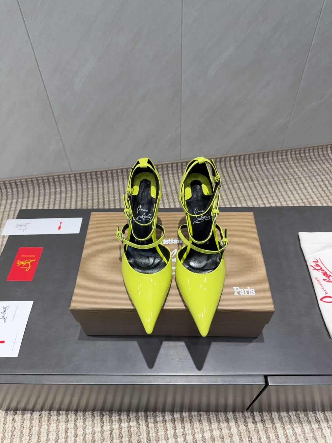 NO:649185,: 'Exclusive top version' Christian louboutin 2025 vs autumn's latest popular shoe series... [Pointed toe hollow high-heeled shoes] Original quality  Authentic European style, the upper foot is perfect to wear with this shoe. It is elegant and crystal clear. Regardless of the materials of the accessories, they are all customized one by one. You must go to get the original version. The whole series is full of exciting and external elements. The texture of different materials, the expression of texture and surface, have a strong artistic atmosphere... Upper: Original customized patent leather Lining: Original customized sheepskin Foot: Original customized sheepskin  Outsole: Original customized genuine leather outsole Heel height: 10cm Packaging: Original full set of packaging Size: 35-39 (40.41.42 customization is not returnable) Color: Official website updated simultaneously, high heels and sandals, sandals, high heels, sheepskin, Leather soles19860909:《独家顶级版本》 Christian louboutin2025vs秋季最新爆款单鞋系列……【尖头中空高跟单鞋】 原单品质 原汁原味的欧式风格,上脚非常完美穿搭上配此鞋,优雅大方,晶莹剔透,无论种各配件材质,都是家独一比一定制,必到做原版零距离,整系个列都充了满令兴人奋意和外的元结素合,不同材的质,肌的理面的料表现,具有极的浓艺术气息…… 鞋面:原版定制漆皮 内里:原版定制羊皮 垫脚:原版定制羊皮 大底:原版定制真皮大底 跟高:10cm 包装:原版全套包装 码数:35-39(40.41.42定制不退换) 颜色:官网同步更新,高跟鞋凉鞋,sandals,high heels,sheepskin,Leather soles,Women's Shoes