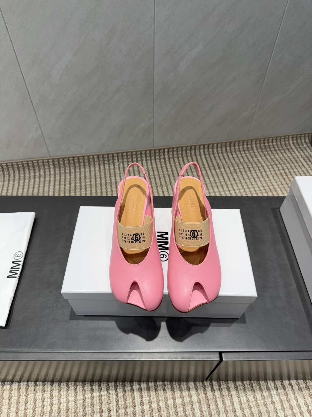 NO:695597,'Exclusive top version' Maison Margiela 25 vs autumn new split-toe Loaf single shoe series... [Elastic Loaf single shoes] The original version provides one-to-one comfort, better wrapping, full personality, and easy to match with various styles of clothes... Fabric: Original customized sheepskin Lining: Original customized sheepskin Foot pads: Original customized sheepskin Outsole: Original customized genuine leather sole Heel height: 7cm Size: 35-39 (40.41. Customization is not returnable)  Packaging: original full set of packaging Color: official website updated simultaneously, high heels and sandals, masion margiela, loafers, sandals, high heels, sheepskin19860909《独家顶级版本》 Maison Margiela马吉拉25vs秋季新款分趾乐福单鞋系列……【松紧乐福单鞋】 原版一比一打造舒适度,包裹性都比较好,个性十足,很好驾驭各种风格衣服搭配…… 面料:原版定制羊皮 内里:原版定制羊皮 垫脚:原版定制羊皮 大底:原版定制真皮底 跟高:7cm 码数:35-39（40.41.定制不退换） 包装:原版全套包装 颜色:官网同步更新,高跟鞋凉鞋,masion margiela,loafers,sandals,high heels,sheepskin,Women's Shoes