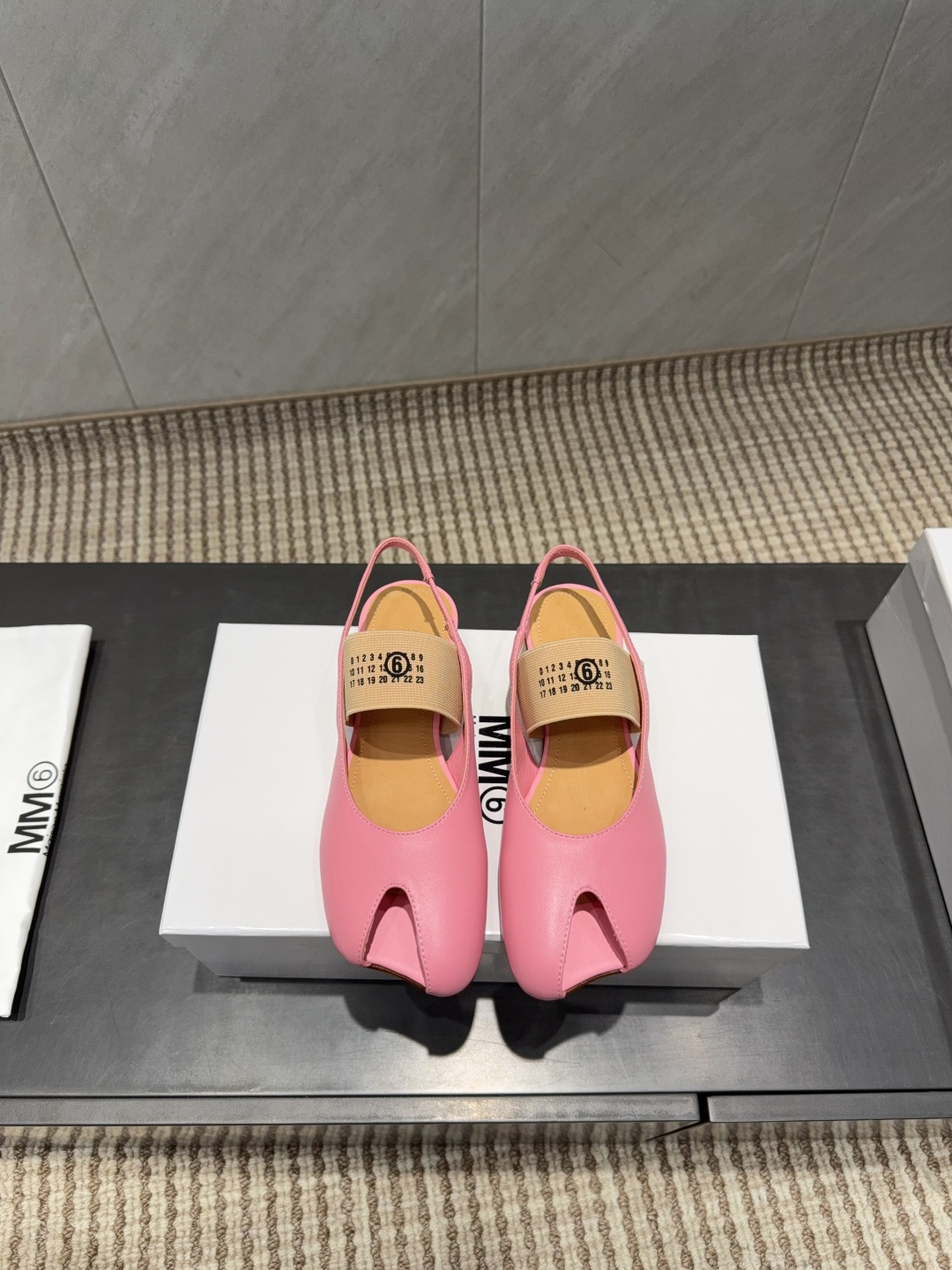 NO:695601,'Exclusive top version' Maison Margiela 25 vs autumn new split-toe Loaf single shoe series... [Elastic Loaf single shoes] The original version provides one-to-one comfort, better wrapping, full of personality, and easy to match with various styles of clothes... Fabric: Original customized sheepskin Lining: Original customized sheepskin Foot pads: Original customized sheepskin Outsole: Original customized genuine leather sole Heel height: 1.0cm  Size: 35-39 (40.41. Customization is non-refundable) Packaging: Original full set of packaging Color: Official website updated simultaneously, high heels and sandals, masion margiela, loafers, sandals, high heels, sheepskin19860909《独家顶级版本》 Maison Margiela马吉拉25vs秋季新款分趾乐福单鞋系列……【松紧乐福单鞋】 原版一比一打造舒适度,包裹性都比较好,个性十足,很好驾驭各种风格衣服搭配…… 面料:原版定制羊皮 内里:原版定制羊皮 垫脚:原版定制羊皮 大底:原版定制真皮底 跟高:1.0cm 码数:35-39（40.41.定制不退换） 包装:原版全套包装 颜色:官网同步更新,高跟鞋凉鞋,masion margiela,loafers,sandals,high heels,sheepskin,Women's Shoes