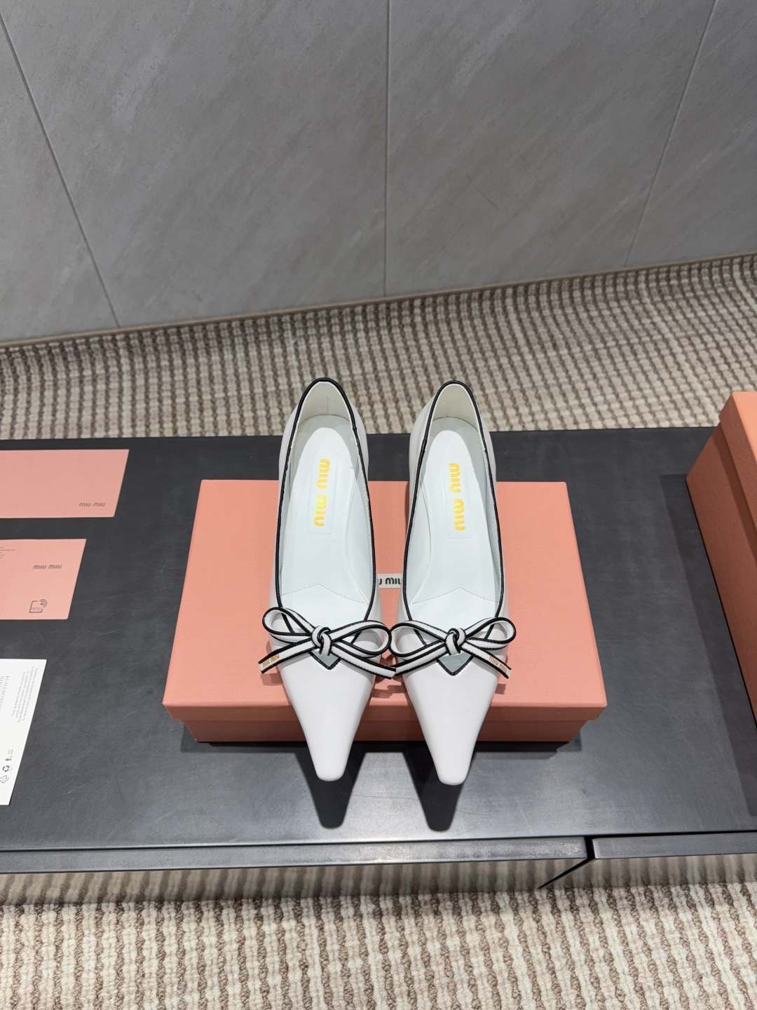 NO:695548,: 'Exclusive top version' MIUMIU Miu Miu 2025vs autumn latest catwalk popular shoe series... [Pointed bow shoes]  MIUMIU's spring and summer T-stage catwalk show is the same model as 'Dreams Never Sleep'. Miumiu can use it on important occasions. It has a fresh style with a touch of nobility. It is perfect to wear with this shoe. It is elegant and crystal clear, regardless of the material of various accessories.  , all are exclusively customized one to one, and must be zero distance from the original version. The entire series is full of exciting and unexpected combinations of elements, different materials, textures of fabrics, and a strong artistic atmosphere, allowing you to appreciate the ever-changing style of miumiu girls...  Upper: Original customized sheepskin Lining: Original customized sheepskin Foot pads: Original customized sheepskin Outsole: Original customized leather sole Heel height: 5.5CM Size: 35-39 (34.40.41.42. Customization is not returnable) Packaging: Original full set of packaging Color: Official website updated simultaneously, high heels and sandals, miumiu, sandals, high heels, sheepskin19860909:《独家顶级版本》 MIUMIU缪缪2025vs秋季最新走秀爆款单鞋系列…… 【尖头蝴蝶结单鞋】 MIUMIU春夏T台走秀网红同款＂造梦不夜城＂,miumiu能在重要场合上用得上了,小清新风带点贵气的感觉,上脚非常完美穿搭配上此鞋,优雅大方,晶莹剔透,无论各种配件材质,都是独家一比一定制,必做到原版零距离,整个系列都充满了令人兴奋和意外的元素结合,不同的材质,肌理的面料的表现,具有极浓的艺术气息,让你领略miumiu女孩的百变风格…… 鞋面:原版定制羊皮 内里:原版定制羊皮 垫脚:原版定制羊皮 大底:原版定制真皮底 跟高:5.5CM 码数:35-39（34.40.41.42.定制不退换) 包装:原版全套包装 颜色:官网同步更新,高跟鞋凉鞋,miumiu,sandals,high heels,sheepskin,Women's Shoes