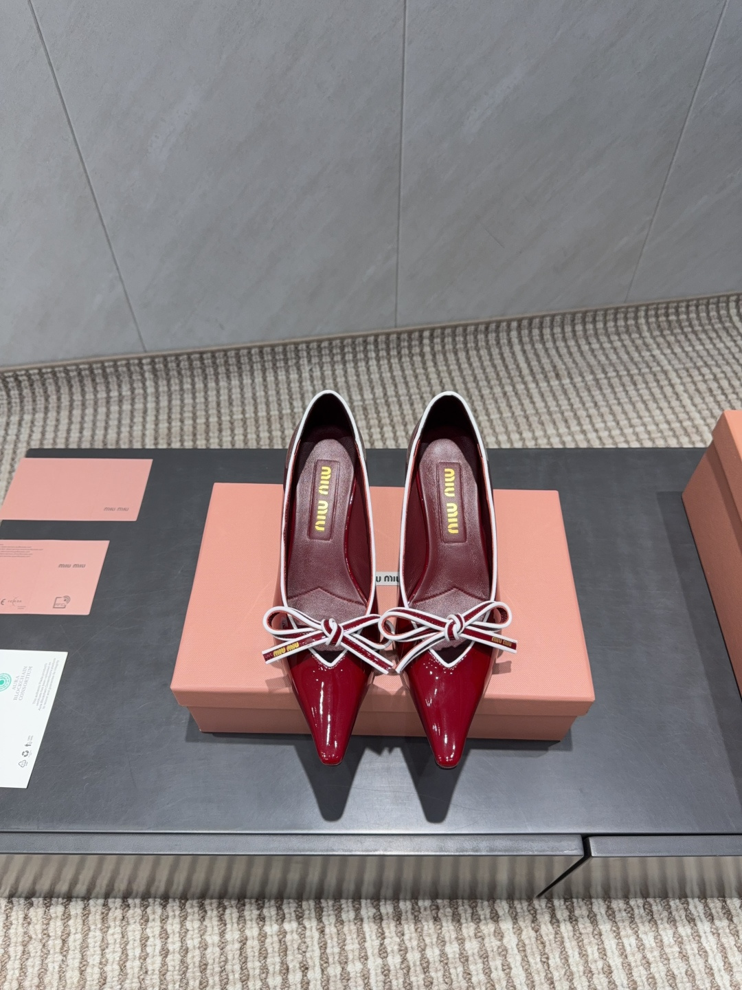NO:695556,: 'Exclusive top version' MIUMIU Miu Miu 2025vs autumn latest catwalk popular shoe series... [Pointed bow shoes]  MIUMIU's spring and summer T-stage catwalk show is the same model as 'Dreams Never Sleep'. Miumiu can use it on important occasions. It has a fresh style with a touch of nobility. It is perfect to wear with this shoe. It is elegant and crystal clear, regardless of the material of various accessories.  , all are exclusively customized one to one, and must be zero distance from the original version. The entire series is full of exciting and unexpected combinations of elements, different materials, textures of fabrics, and a strong artistic atmosphere, allowing you to appreciate the ever-changing style of miumiu girls...  Upper: Original customized patent leather Lining: Original customized sheepskin Foot pads: Original customized sheepskin Outsole: Original customized leather sole Heel height: 5.5CM Size: 35-39 (34.40.41.42. Customization is not returnable) Packaging: Original full set of packaging Color: Official website updated simultaneously, high heels and sandals, miumiu, sandals, high heels, sheepskin19860909:《独家顶级版本》 MIUMIU缪缪2025vs秋季最新走秀爆款单鞋系列…… 【尖头蝴蝶结单鞋】 MIUMIU春夏T台走秀网红同款＂造梦不夜城＂,miumiu能在重要场合上用得上了,小清新风带点贵气的感觉,上脚非常完美穿搭配上此鞋,优雅大方,晶莹剔透,无论各种配件材质,都是独家一比一定制,必做到原版零距离,整个系列都充满了令人兴奋和意外的元素结合,不同的材质,肌理的面料的表现,具有极浓的艺术气息,让你领略miumiu女孩的百变风格…… 鞋面:原版定制漆皮 内里:原版定制羊皮 垫脚:原版定制羊皮 大底:原版定制真皮底 跟高:5.5CM 码数:35-39（34.40.41.42.定制不退换) 包装:原版全套包装 颜色:官网同步更新,高跟鞋凉鞋,miumiu,sandals,high heels,sheepskin,Women's Shoes