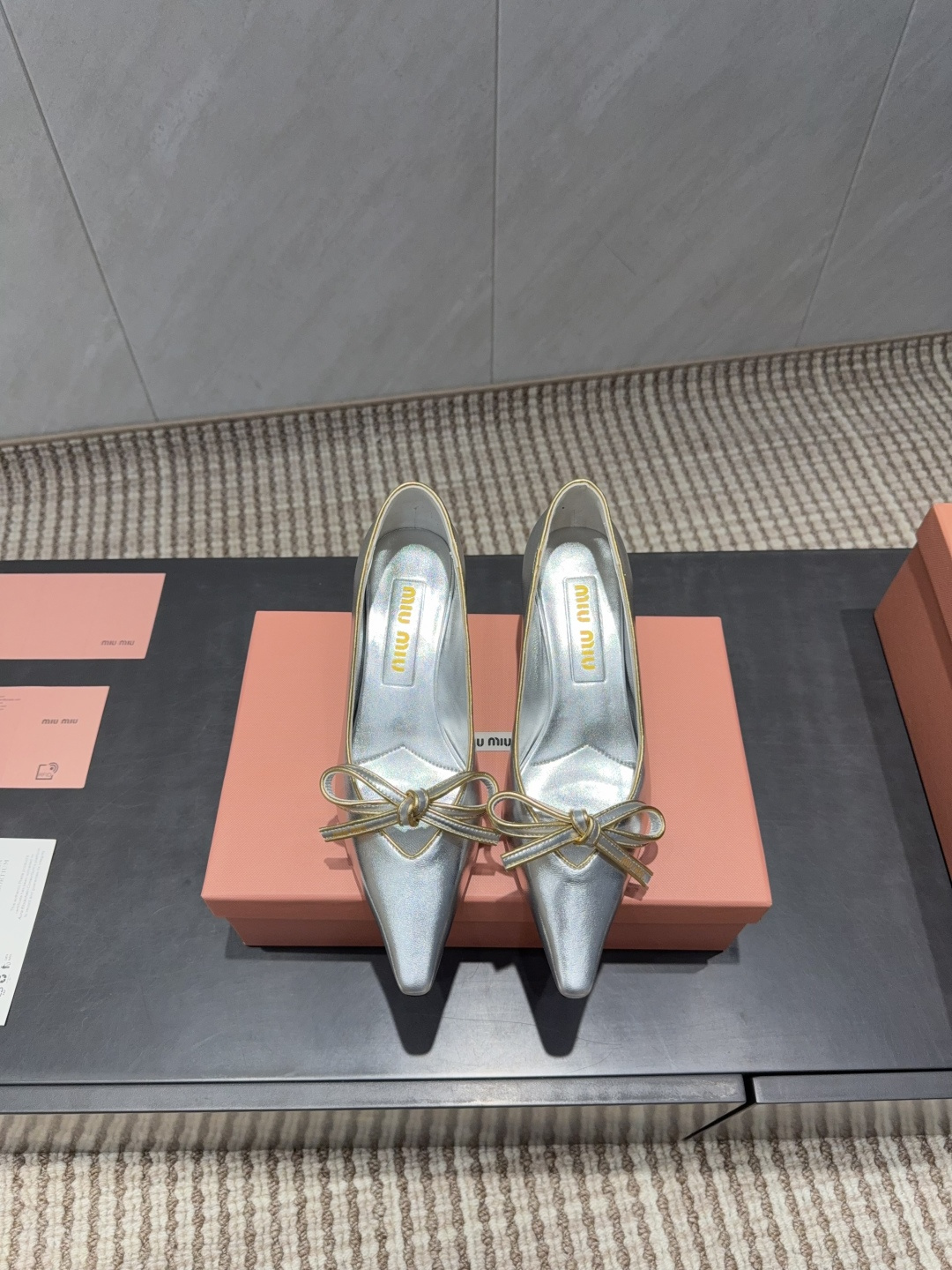 NO:695562,: 'Exclusive top version' MIUMIU Miu Miu 2025vs autumn latest catwalk popular shoe series... [Pointed bow shoes]  MIUMIU's spring and summer T-stage catwalk show is the same model as 'Dreams Never Sleep'. Miumiu can use it on important occasions. It has a fresh style with a touch of nobility. It is perfect to wear with this shoe. It is elegant and crystal clear, regardless of the material of various accessories.  , all are exclusively customized one to one, and must be zero distance from the original version. The entire series is full of exciting and unexpected combinations of elements, different materials, textures of fabrics, and a strong artistic atmosphere, allowing you to appreciate the ever-changing style of miumiu girls...  Upper: Original customized sheepskin Lining: Original customized sheepskin Foot pads: Original customized sheepskin Outsole: Original customized leather sole Heel height: 5.5CM Size: 35-39 (34.40.41.42. Customization is not returnable) Packaging: Original full set of packaging Color: Official website updated simultaneously, high heels and sandals, miumiu, sandals, high heels, sheepskin19860909:《独家顶级版本》 MIUMIU缪缪2025vs秋季最新走秀爆款单鞋系列…… 【尖头蝴蝶结单鞋】 MIUMIU春夏T台走秀网红同款＂造梦不夜城＂,miumiu能在重要场合上用得上了,小清新风带点贵气的感觉,上脚非常完美穿搭配上此鞋,优雅大方,晶莹剔透,无论各种配件材质,都是独家一比一定制,必做到原版零距离,整个系列都充满了令人兴奋和意外的元素结合,不同的材质,肌理的面料的表现,具有极浓的艺术气息,让你领略miumiu女孩的百变风格…… 鞋面:原版定制羊皮 内里:原版定制羊皮 垫脚:原版定制羊皮 大底:原版定制真皮底 跟高:5.5CM 码数:35-39（34.40.41.42.定制不退换) 包装:原版全套包装 颜色:官网同步更新,高跟鞋凉鞋,miumiu,sandals,high heels,sheepskin,Women's Shoes