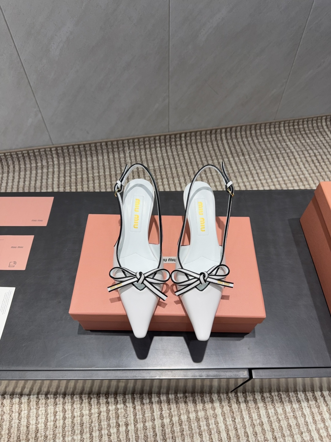 NO:695564,: 'Exclusive top version' MIUMIU Miu Miu 2025vs autumn latest catwalk popular shoe series... [Pointed bow-knot back empty shoes]  MIUMIU's spring and summer T-stage catwalk show is the same model as 'Dreams Never Sleep'. Miumiu can use it on important occasions. It has a fresh style with a touch of nobility. It is perfect to wear with this shoe. It is elegant and crystal clear, regardless of the material of various accessories.  , all are exclusively customized one to one, and must be zero distance from the original version. The entire series is full of exciting and unexpected combinations of elements, different materials, textures of fabrics, and a strong artistic atmosphere, allowing you to appreciate the ever-changing style of miumiu girls...  Upper: Original customized sheepskin Lining: Original customized sheepskin Foot pads: Original customized sheepskin Outsole: Original customized leather sole Heel height: 5.5CM Size: 35-39 (34.40.41.42. Customization is not returnable) Packaging: Original full set of packaging Color: Official website updated simultaneously, high heels and sandals, miumiu, sandals, high heels, sheepskin19860909:《独家顶级版本》 MIUMIU缪缪2025vs秋季最新走秀爆款单鞋系列…… 【尖头蝴蝶结后空单鞋】 MIUMIU春夏T台走秀网红同款＂造梦不夜城＂,miumiu能在重要场合上用得上了,小清新风带点贵气的感觉,上脚非常完美穿搭配上此鞋,优雅大方,晶莹剔透,无论各种配件材质,都是独家一比一定制,必做到原版零距离,整个系列都充满了令人兴奋和意外的元素结合,不同的材质,肌理的面料的表现,具有极浓的艺术气息,让你领略miumiu女孩的百变风格…… 鞋面:原版定制羊皮 内里:原版定制羊皮 垫脚:原版定制羊皮 大底:原版定制真皮底 跟高:5.5CM 码数:35-39（34.40.41.42.定制不退换) 包装:原版全套包装 颜色:官网同步更新,高跟鞋凉鞋,miumiu,sandals,high heels,sheepskin,Women's Shoes