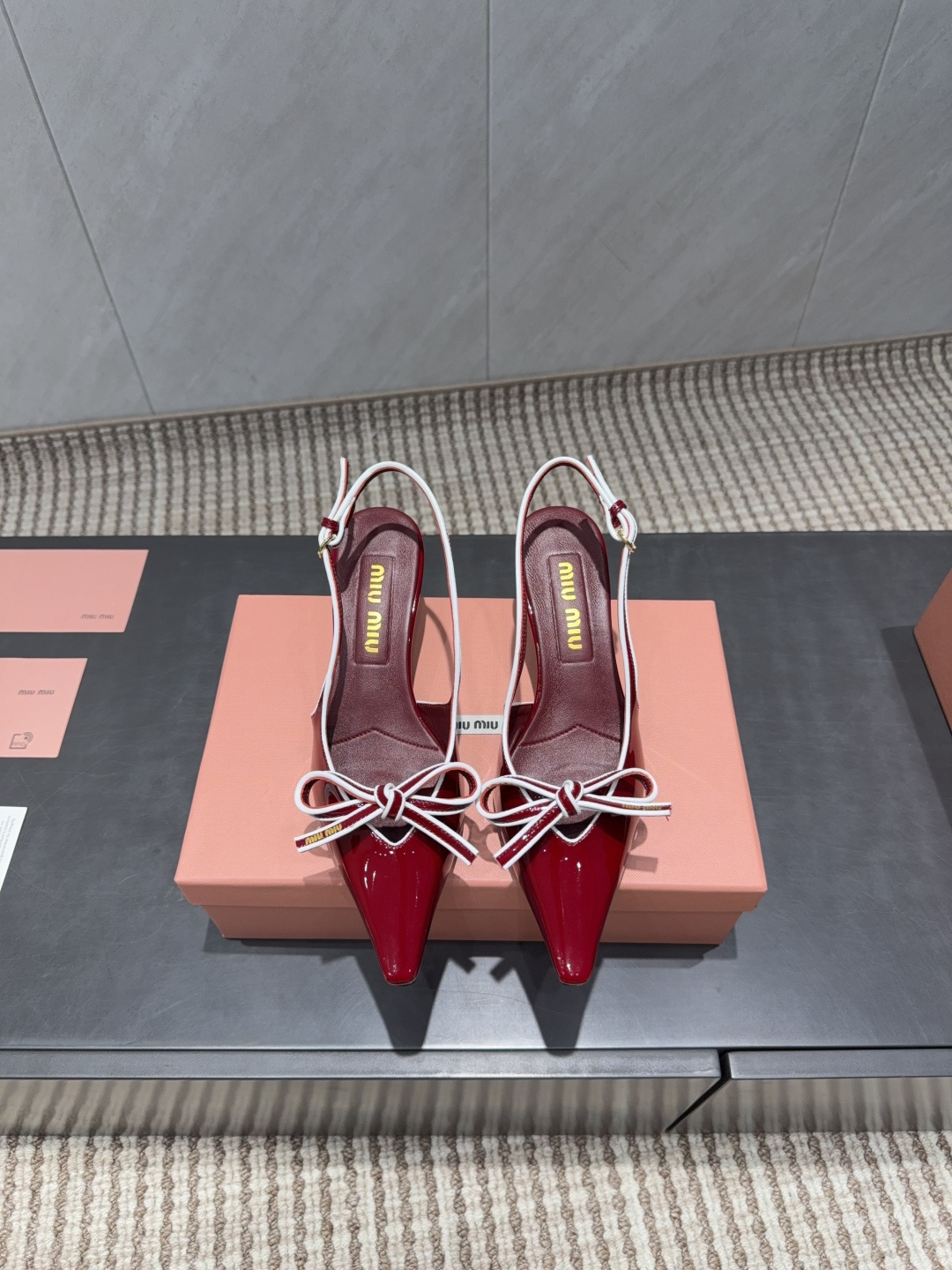 NO:695569,: 'Exclusive top version' MIUMIU Miu Miu 2025vs autumn latest catwalk popular shoe series... [Pointed bow-knot back empty shoes]  MIUMIU's spring and summer T-stage catwalk show is the same model as 'Dreams Never Sleep'. Miumiu can use it on important occasions. It has a fresh style with a touch of nobility. It is perfect to wear with this shoe. It is elegant and crystal clear, regardless of the material of various accessories.  , all are exclusively customized one to one, and must be zero distance from the original version. The entire series is full of exciting and unexpected combinations of elements, different materials, textures of fabrics, and a strong artistic atmosphere, allowing you to appreciate the ever-changing style of miumiu girls...  Upper: Original customized patent leather Lining: Original customized sheepskin Foot pads: Original customized sheepskin Outsole: Original customized leather sole Heel height: 5.5CM Size: 35-39 (34.40.41.42. Customization is not returnable) Packaging: Original full set of packaging Color: Official website updated simultaneously, high heels and sandals, miumiu, sandals, high heels, sheepskin19860909:《独家顶级版本》 MIUMIU缪缪2025vs秋季最新走秀爆款单鞋系列…… 【尖头蝴蝶结后空单鞋】 MIUMIU春夏T台走秀网红同款＂造梦不夜城＂,miumiu能在重要场合上用得上了,小清新风带点贵气的感觉,上脚非常完美穿搭配上此鞋,优雅大方,晶莹剔透,无论各种配件材质,都是独家一比一定制,必做到原版零距离,整个系列都充满了令人兴奋和意外的元素结合,不同的材质,肌理的面料的表现,具有极浓的艺术气息,让你领略miumiu女孩的百变风格…… 鞋面:原版定制漆皮 内里:原版定制羊皮 垫脚:原版定制羊皮 大底:原版定制真皮底 跟高:5.5CM 码数:35-39（34.40.41.42.定制不退换) 包装:原版全套包装 颜色:官网同步更新,高跟鞋凉鞋,miumiu,sandals,high heels,sheepskin,Women's Shoes