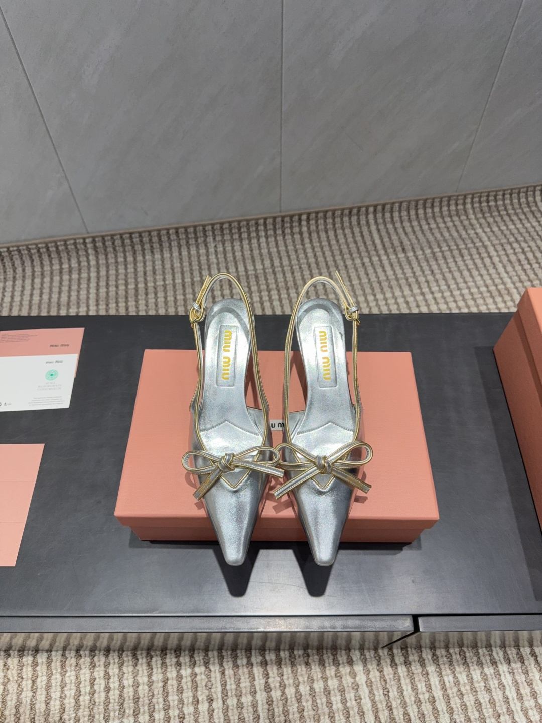 NO:695575,: 'Exclusive top version' MIUMIU Miu Miu 2025vs autumn latest catwalk popular shoe series... [Pointed bow-knot back empty shoes]  MIUMIU's spring and summer T-stage catwalk show is the same model as 'Dreams Never Sleep'. Miumiu can use it on important occasions. It has a fresh style with a touch of nobility. It is perfect to wear with this shoe. It is elegant and crystal clear, regardless of the material of various accessories.  , all are exclusively customized one to one, and must be zero distance from the original version. The entire series is full of exciting and unexpected combinations of elements, different materials, textures of fabrics, and a strong artistic atmosphere, allowing you to appreciate the ever-changing style of miumiu girls...  Upper: Original customized sheepskin Lining: Original customized sheepskin Foot pads: Original customized sheepskin Outsole: Original customized leather sole Heel height: 5.5CM Size: 35-39 (34.40.41.42. Customization is not returnable) Packaging: Original full set of packaging Color: Official website updated simultaneously, high heels and sandals, miumiu, sandals, high heels, sheepskin19860909:《独家顶级版本》 MIUMIU缪缪2025vs秋季最新走秀爆款单鞋系列…… 【尖头蝴蝶结后空单鞋】 MIUMIU春夏T台走秀网红同款＂造梦不夜城＂,miumiu能在重要场合上用得上了,小清新风带点贵气的感觉,上脚非常完美穿搭配上此鞋,优雅大方,晶莹剔透,无论各种配件材质,都是独家一比一定制,必做到原版零距离,整个系列都充满了令人兴奋和意外的元素结合,不同的材质,肌理的面料的表现,具有极浓的艺术气息,让你领略miumiu女孩的百变风格…… 鞋面:原版定制羊皮 内里:原版定制羊皮 垫脚:原版定制羊皮 大底:原版定制真皮底 跟高:5.5CM 码数:35-39（34.40.41.42.定制不退换) 包装:原版全套包装 颜色:官网同步更新,高跟鞋凉鞋,miumiu,sandals,high heels,sheepskin,Women's Shoes