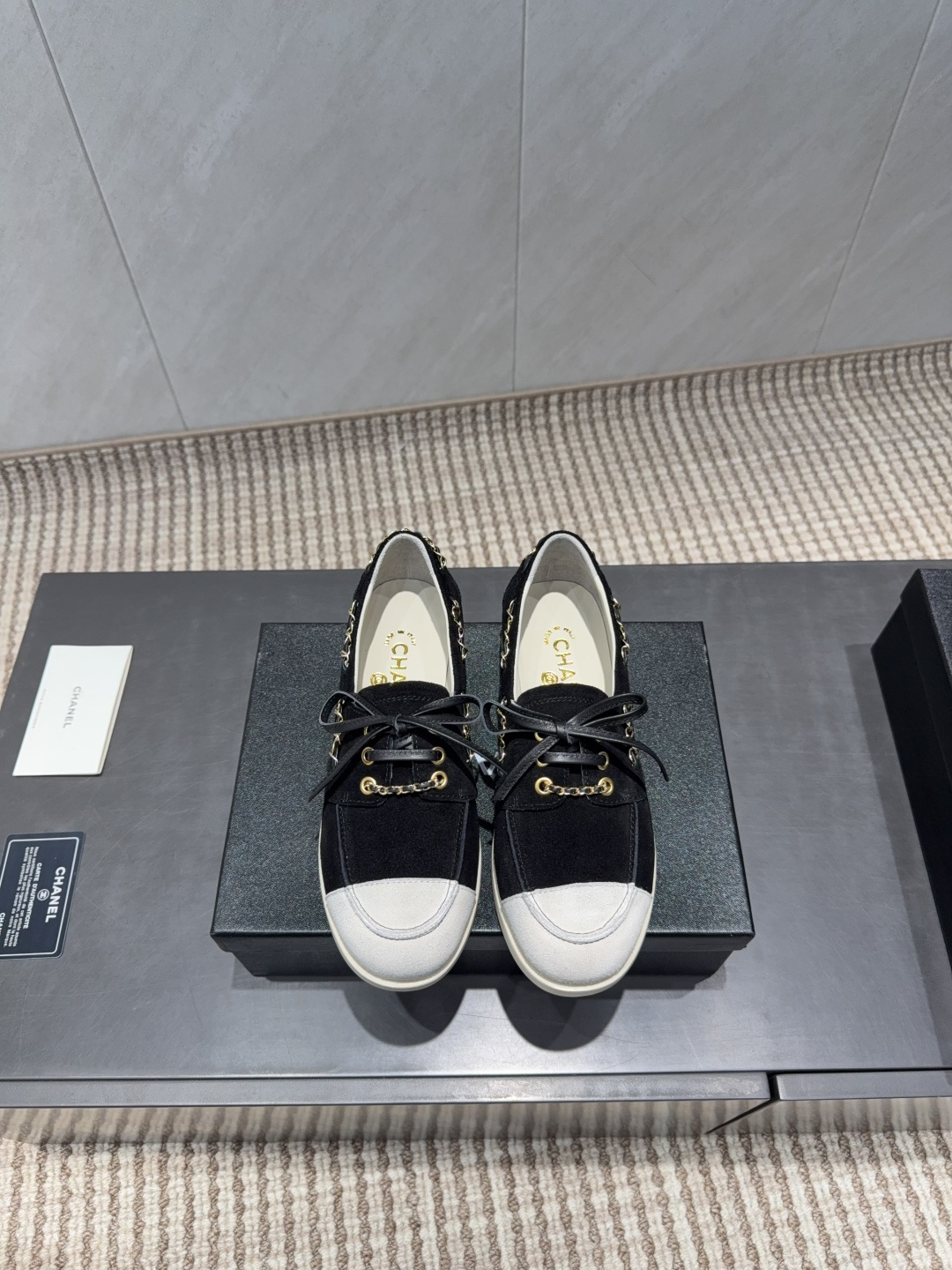 NO:681440,(Top top) CHANE* Xiaoxiang 25 vs the latest Loaf series in the autumn counter... [Round-toe bow loafers] Ms. Chanel loves simple and irresistible styles. The combination shows a unique dressing style, free mix and match to shine in place and follow the fashionable pace of Grandma Jinxiang!  !  !  The top-notch craftsmanship and texture are perfectly presented. No matter any details, you can compare them with the counters. You can enter and exit the counters at will with the best quality products!  !  Fabric: Original customized cowhide chain craftsmanship Lining: Original customized sheepskin Foot pads: Original customized sheepskin Outsole: Original molded TPU molded sole Heel height: 2.0cm Number of yards: 35-39 (40. Customization is non-returnable) Packaging: Original full set of packaging Color: Official website updated simultaneously, single shoes, chanel, chanel, loafers, sheepskin19860909（顶级顶级） CHANE*小香25vs秋季专柜最新乐福系列……【圆头蝴蝶结乐福鞋】 香奈儿女士钟爱简约又难以抗拒系 搭配展现与众不同的穿搭风格、自由混搭闪耀到位跟紧香奶奶时尚步伐！！！ 顶级工艺质感完美呈现,无论任何细节均可对比专柜,最好级别的顶级货,随意进出专柜！！ 面料:原版定制牛猄链条工艺 内里:原版定制羊皮 垫脚:原版定制羊皮 大底:原版开模TPU成型底 跟高:2.0cm 码数:35-39（40.定制不退换） 包装:原版全套包装 颜色:官网同步更新,单鞋,chanel,chanel,loafers,sheepskin,Women's Shoes